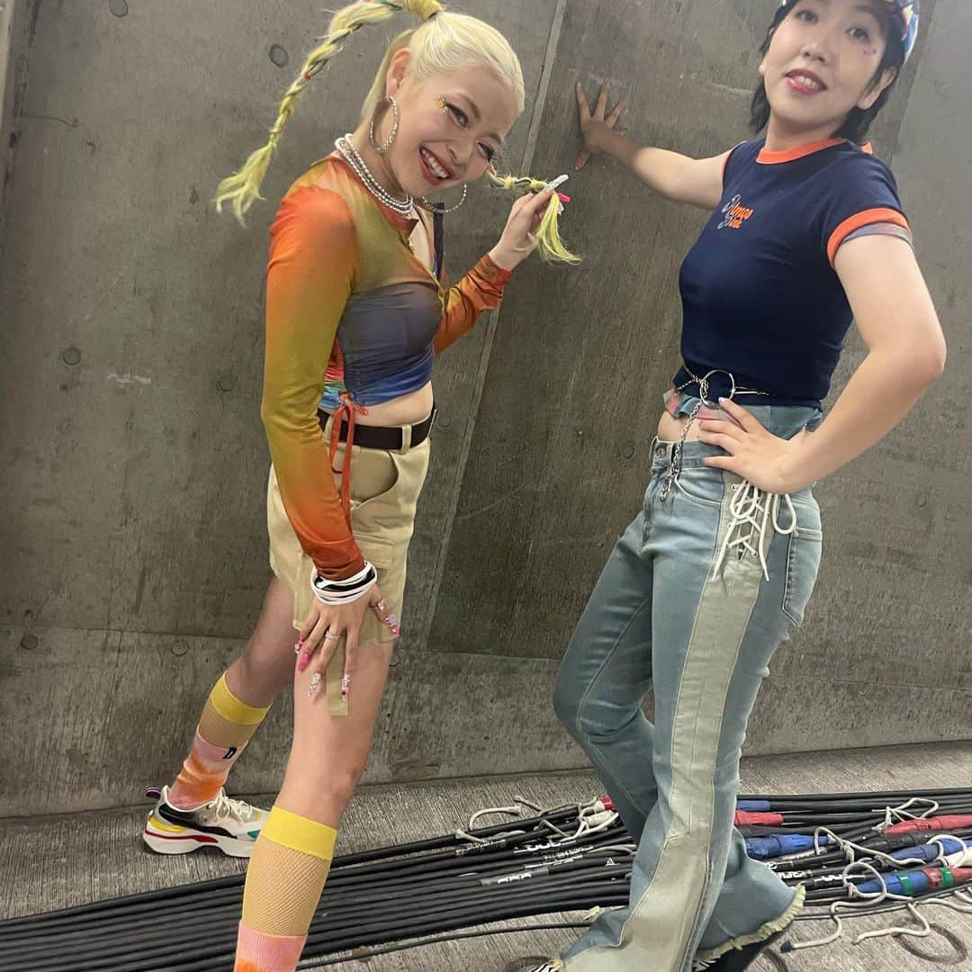 荒川さんのインスタグラム写真 - (荒川Instagram)「#ガルアワ #girlsaward   NYLON JAPAN ✖️atoms pink ステージ🧡🧡🧡🧡🧡🧡🧡  いろんな世界のすごい方々がいて 芸人として、もっとおっきくなりたいっ！ってほんきで思いました💖💖💖💖💖💖 夢の時間を ありがとうございました💖💖💖💖😭😭😭😭😭  #まぢですごい世界 #ほんまにこの世界の一線でやってる方々はえぐい！！！ #お邪魔させて頂けてありがとうございましたと思うばかり #ほんまに私も頑張るぞ！と生きる活力をもらえた #みんな私芸能人いっぱい見たで😝www #アゲ  前、別のファッションショーに 出させていただいた時に まっっったく写真を撮ってなくて後悔しすぎてこれでもかと 写真撮らせてもらったから連続投稿させて🥰🥰🥰❗️💕ゎら」5月4日 23時21分 - khkhkhzk