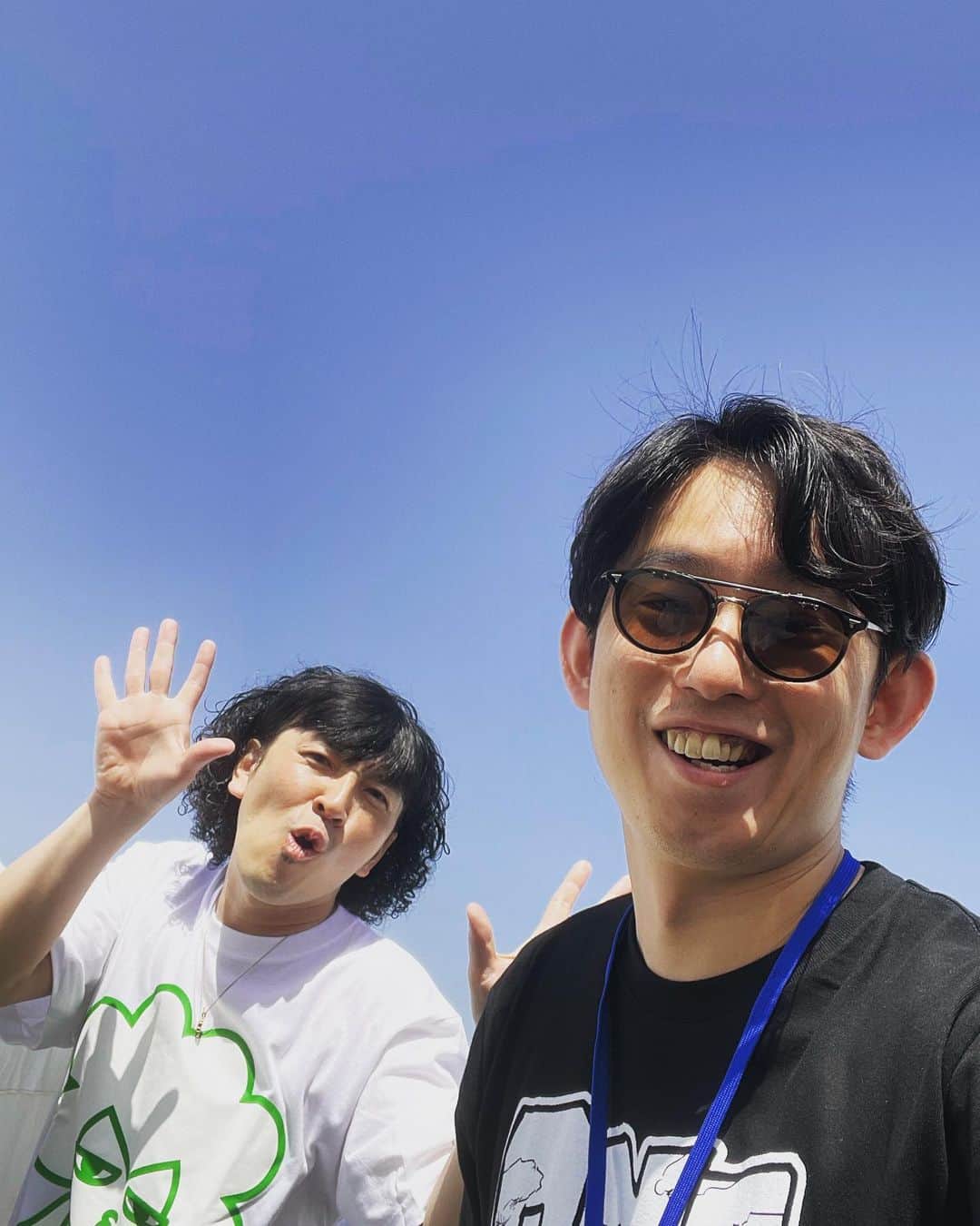 芦沢統人のインスタグラム：「今年も富山のONEFESありがとうございました！！2日間終了しました！！  去年よりさらにパワーアップして、お客さんもかなり増えてましたー。 主催のカジ君が地道に動いてくれたおかげです。MCもパークさんと抱腹絶倒トークぶちかましました（個人の感想です）！  ただフェスが大きくなった分、色々課題も沢山あったのは事実。 アーティストによっては禁止にしているモッシュダイブ等々起きてしまったり。 こちら側の伝え方もあるし、もちろんお客さん自身にもグッと抑えてもらう所あります。今回の失敗や反省がまた来年生かされていけるといいですね。  何はともあれ2日間お疲れ様でしたー！  #onefes #ワンフェス」
