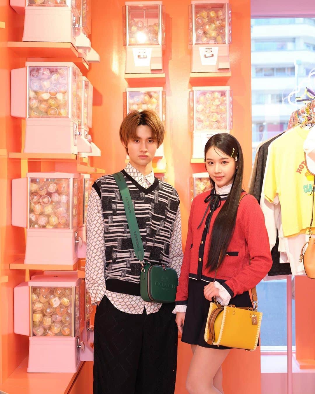 天翔天音のインスタグラム：「☺︎  原宿にて期間限定のCoach POPUP Storeへ行きました🤍  Coach×ダルマやおみくじなどで、和な雰囲気も楽しめるステキな空間でした。  是非❤︎8月までやっておりますので行ってみて下さい.ᐟ.ᐟ  @coach_japan @Coach #CoachNY #CoachJapan #コーチプレイ #天翔天音  #藤岡真威人  #model  #ポップアップストア」