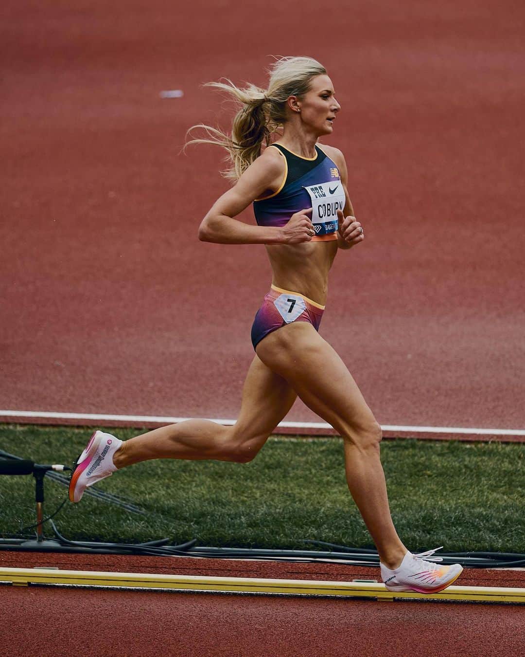 エマ・コバーンのインスタグラム：「Steeple season is back!! I’m racing at @dohadiamondleague tomorrow (May 5) at 7:17pm local time, 12:17pm ET on Peacock. #doha #diamondleague #track #newbalance  Pic @jkh_photo」