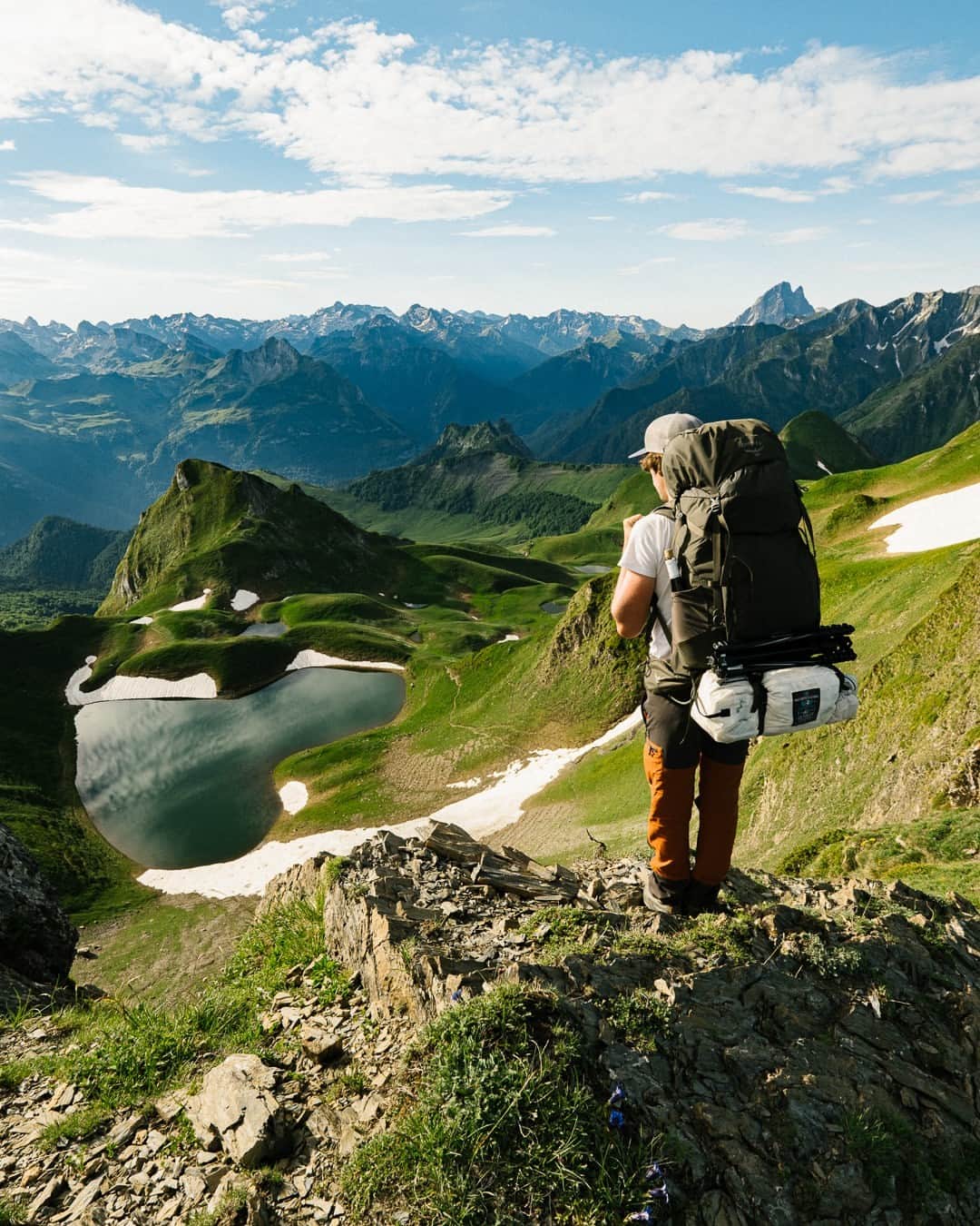 オスプレーのインスタグラム：「No need to be green with envy, enjoy the view. | 📷 @directionvague @havingfun.fr | Featured pack from the Kestrel/Kyte Series | #OspreyPacks」