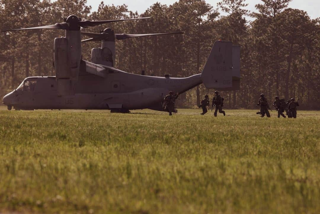 アメリカ海兵隊さんのインスタグラム写真 - (アメリカ海兵隊Instagram)「Top Shot 📷   Here are the week's best photos from around the Corps. Follow the link in our bio to vote for your favorite on our Facebook page.   The image with the most combined hits by the end of the day will be crowned as our photo of the week.  1️⃣ Marines conduct a patrol during a simulated raid on Camp Pendleton.   2️⃣ #Marines with @1stmardiv conduct a freefall water landing off the coast of @mcb_camp_pendleton.  3️⃣ A Drill Instructor on @mcrdparrisisland instructs his platoon of #recruits at the beginning of #recruittraining.   4️⃣ Marines exit an MV-22 Osprey during a simulated raid on @camp.lejeune.  #Marines #Military #Topshot」5月4日 23時29分 - marines