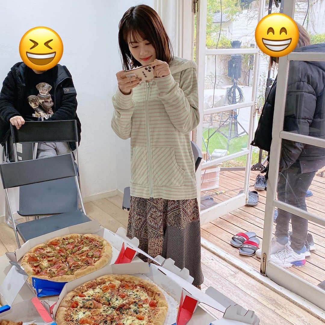 伊藤美来さんのインスタグラム写真 - (伊藤美来Instagram)「#オフみっく  Instagramでもこれからポチポチとマネージャー(通称：クミコ)のみっくオフショット・オフトークを投稿していきたいと思います🍀  もうすぐでライブツアーがスタートということで、 今日は2年前と去年のライブ関連オフショットをお届けです🥰  ピザを食べてる写真は、 2年前のvivace映像撮影時のお昼ご飯🍕  ストレッチしてるのは、 これまた2年前のライブ当日朝の美来さん☀️  去年の幕間ではBEAMS WOMENさんを貸切って撮影！(スゴい！) サングラスかけてちょけてる美来さん😎可愛いですね(笑)  東京公演では、よく頑張りました👏で可愛いプティケーキ🍰をみんなで食べたのもいい思い出✨  今年のツアーもスタートまであと少し！ 初日神戸公演よろしくお願いいたします！   #伊藤美来  #ライブツアー   (クミコ)」5月4日 23時30分 - itomiku_official