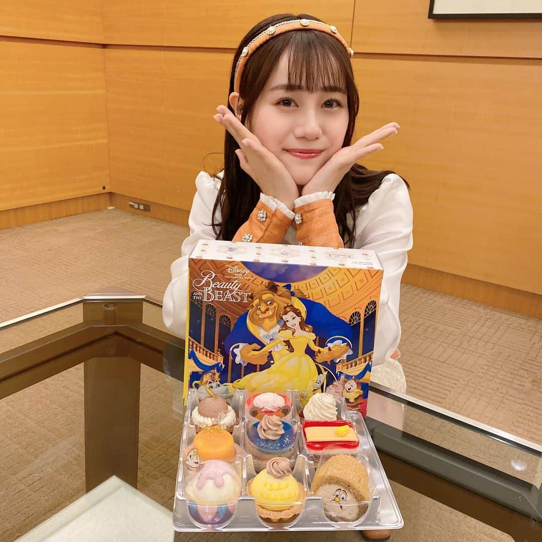 伊藤美来さんのインスタグラム写真 - (伊藤美来Instagram)「#オフみっく  Instagramでもこれからポチポチとマネージャー(通称：クミコ)のみっくオフショット・オフトークを投稿していきたいと思います🍀  もうすぐでライブツアーがスタートということで、 今日は2年前と去年のライブ関連オフショットをお届けです🥰  ピザを食べてる写真は、 2年前のvivace映像撮影時のお昼ご飯🍕  ストレッチしてるのは、 これまた2年前のライブ当日朝の美来さん☀️  去年の幕間ではBEAMS WOMENさんを貸切って撮影！(スゴい！) サングラスかけてちょけてる美来さん😎可愛いですね(笑)  東京公演では、よく頑張りました👏で可愛いプティケーキ🍰をみんなで食べたのもいい思い出✨  今年のツアーもスタートまであと少し！ 初日神戸公演よろしくお願いいたします！   #伊藤美来  #ライブツアー   (クミコ)」5月4日 23時30分 - itomiku_official