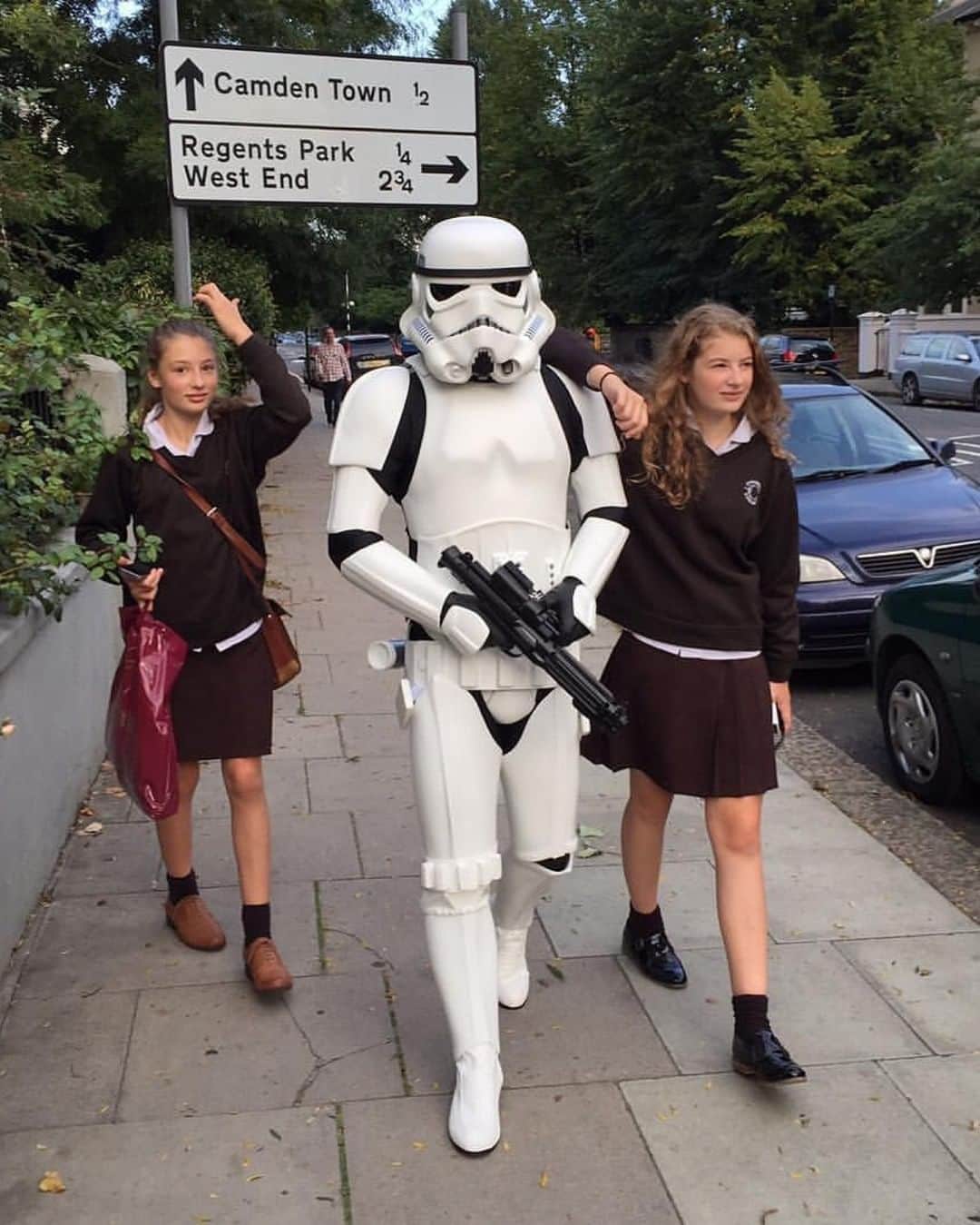 ジェイミー・オリヴァーのインスタグラム：「#TBT to when I walked the girls to school like this!! I thought it was a super cool move to be honest but they might probably thought otherwise haha but if you can't do it on #starwarsday when can you!!」