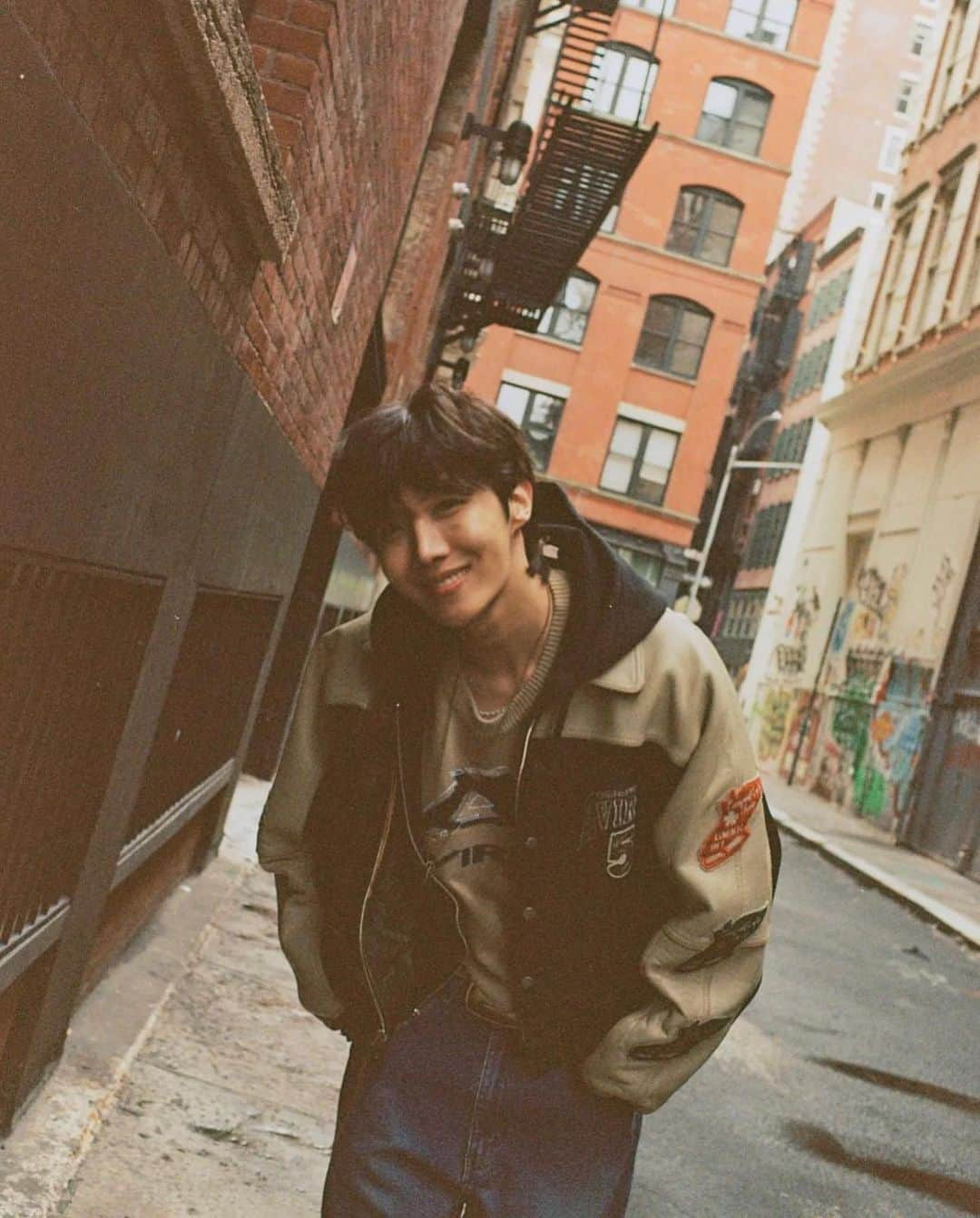 Vicky Shuさんのインスタグラム写真 - (Vicky ShuInstagram)「Buat yang tahu tahu aja aku ada dimana??   Hasil jepretan dan blusukan sama @superstylist_fashionworld @brunettiis   #jhope #jhopeonthestreet #btsarmy #junghoseok #perjalananvickyshu #vickyshuontheroad」5月4日 23時31分 - vickyshu