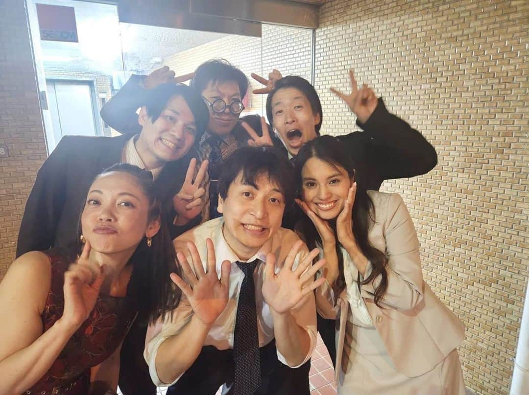 宝生真里奈のインスタグラム：「. #理不人　〜ハラスメントな人達〜 8日間全15公演　無事終演しました！ 初コメディ作品、そしてヒロイン。  脚本段階で「マリリン叫べますか？」とLINEが来て 「叫びます。頑張ります。」 ここから始まりました😂😂😂  稽古から本番まで約2ヶ月。 本当は最終稽古がFDJと被って出られないので お断りしようと思っていた舞台でした。  毎日汗だく稽古、本番も汗だく 部活のような作品でした😂  オムニバス作品で私の出演作 【不幸体質思考】は本当にチームワークが良くて、 ダブルキャストだけど１つのチームとして 毎日必死に稽古しました🙌  主演の細野さん、そして係長役の丸山さんと 空き時間ずっとふざけて話して本当助けられました🙇  私はこう見えて結構引っ込み思案で 自信がないタイプなので、 今回ヒロインの江崎さんを演じる上で 正直めちゃくちゃ壁がありました。  演出の仁井さんは常に全力熱血で時に厳しい方ですが、 私の尊敬する演出家さんの1人で、もっと殻を破りたくて あえて前回の作品ぶりに挑戦🤲  殻は、、、破りきれなかった部分もありますが、 来てくださった方々が面白かったと言ってくれて 本当に嬉しかったです！！！  実はハモスイでYouTube配信した日は 喉を若干壊し気味で体調も不安定でした。 スプレーしまくってトローチ舐めまくって 日々アップしまくって回復し最後は元気でした✌️  消耗が激しい舞台でもう動けない！って日もありつつ 他の仕事もしてしんどい日もあったけど、 やっぱり舞台は楽しいなぁーーー🥺✨  出演できて本当によかったです！！！  基本タレントとシンガー活動がメインなので、 お芝居大好きですが次の舞台は決めてません！！！！  ただ、俳優業は大好きで昔からやっているので また機会があるその時のために日々頑張ろうと思います！！！！！  あれはなんだったんだ、、、、 オモロかったなと少しでも思って頂けていたら幸いです。  本当に本当にありがとうございました！！！  不幸体質思考　江崎役　宝生真里奈  #舞台 #壱人前企画 #俳優」