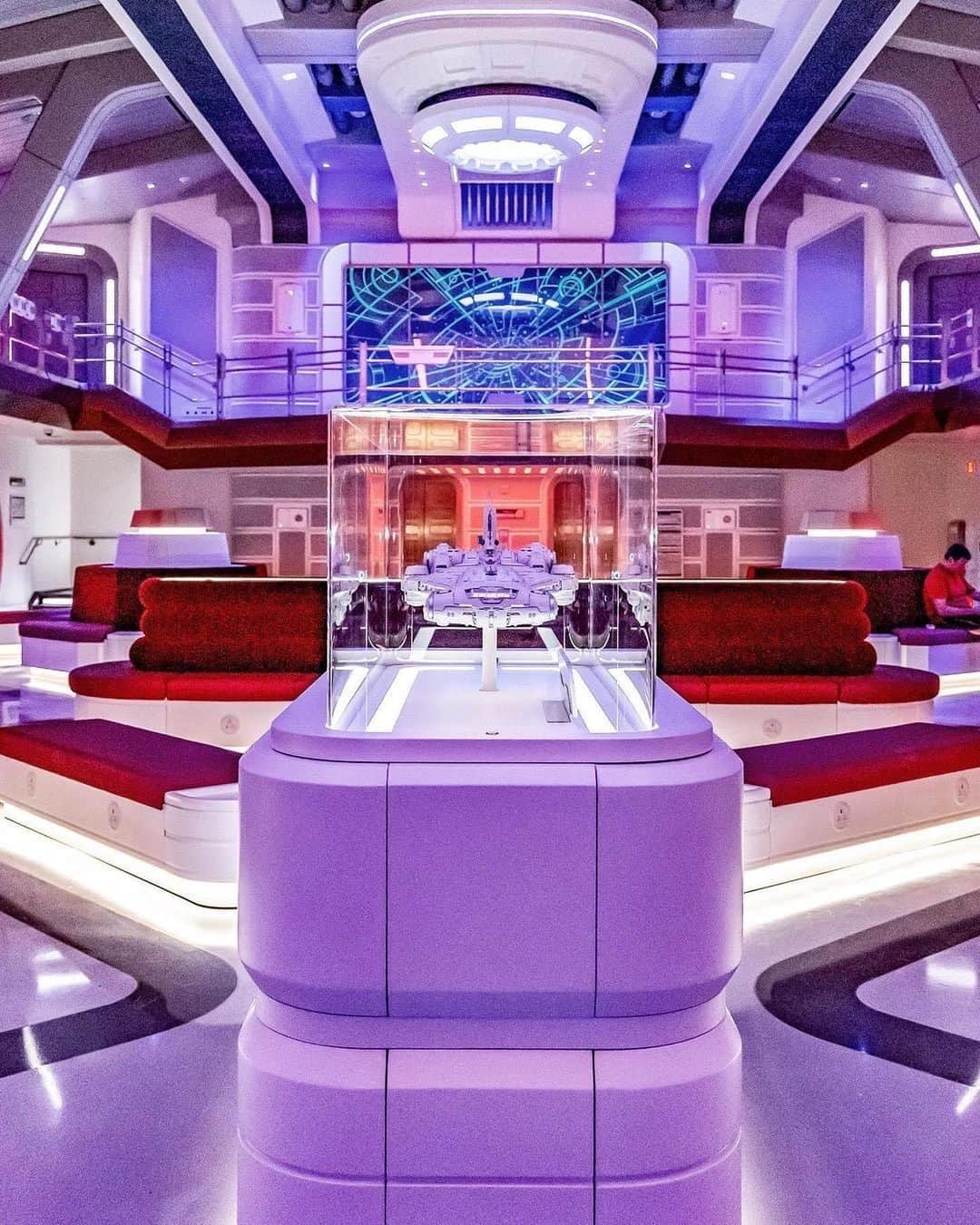 Walt Disney Worldのインスタグラム：「Live your story aboard Star Wars: Galactic Starcruiser! Drop a 🌌 to celebrate May the 4th with us! (📸: tagged)」