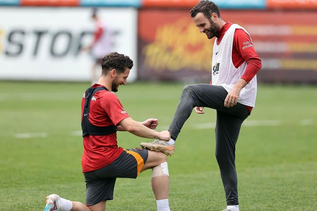 フアン・マタさんのインスタグラム写真 - (フアン・マタInstagram)「Special player, special person. I’m really glad we crossed paths frate @driesmertens 🎩💛❤️ @galatasaray」5月4日 23時35分 - juanmatagarcia