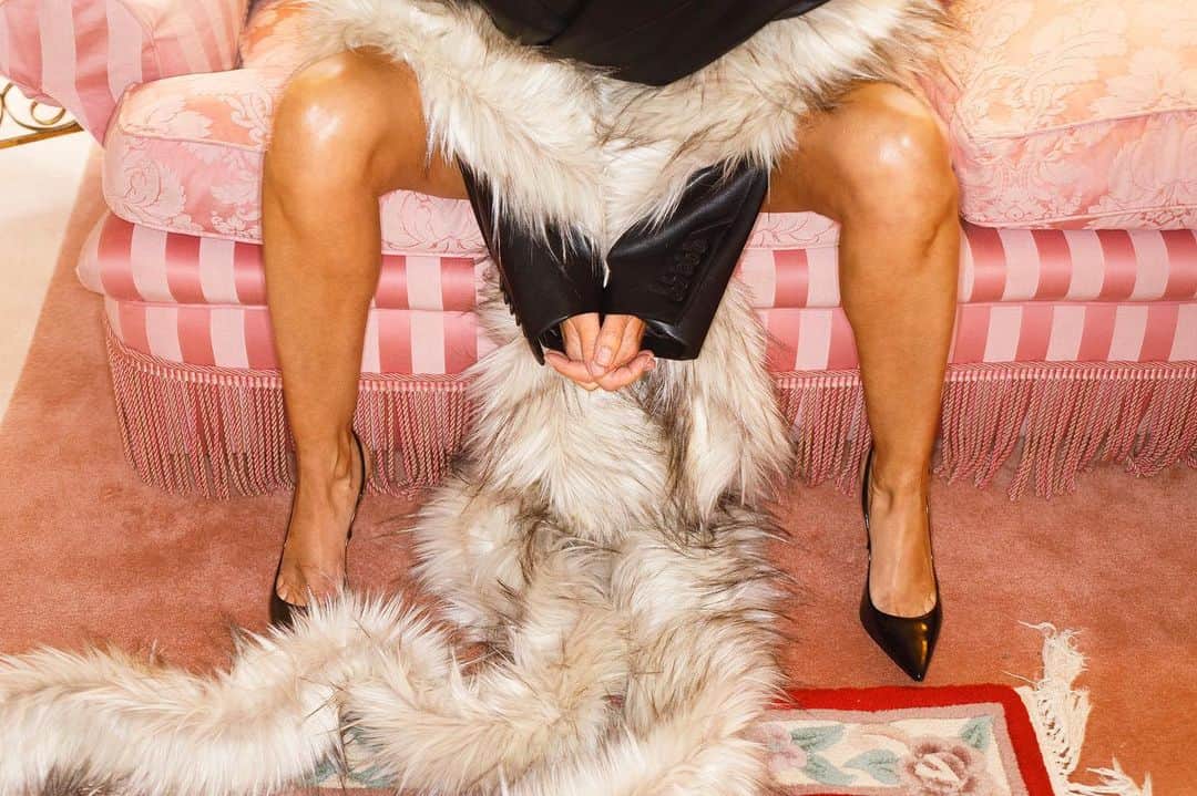 リサ・リナのインスタグラム：「Martin Parr / @MartinParrStudio recently did a #fashion shoot in London with @LisaRinna 💋  Here is a look at one of the photos from the day 💪 Thank you @DMB_represents for organising 🙏  Photos - #LisaRinna for CR Fashion book, #London, England, 2023 © Martin Parr / #MagnumPhotos」