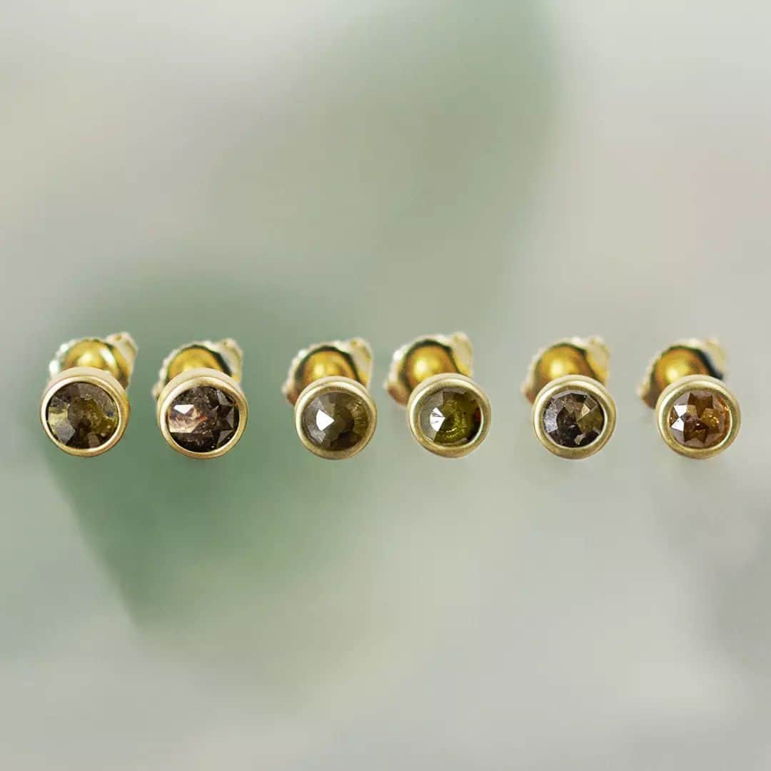 のインスタグラム：「Opaque diamonds remind us that imperfections make life interesting. Impurities in these diamonds give them their complex hues, from warm browns and earthy reds to cool grey and charcoal. These opaque diamond earrings and rings are sparkly yet subtle enough for every day, a perfect gift for mom this Mother’s Day!」
