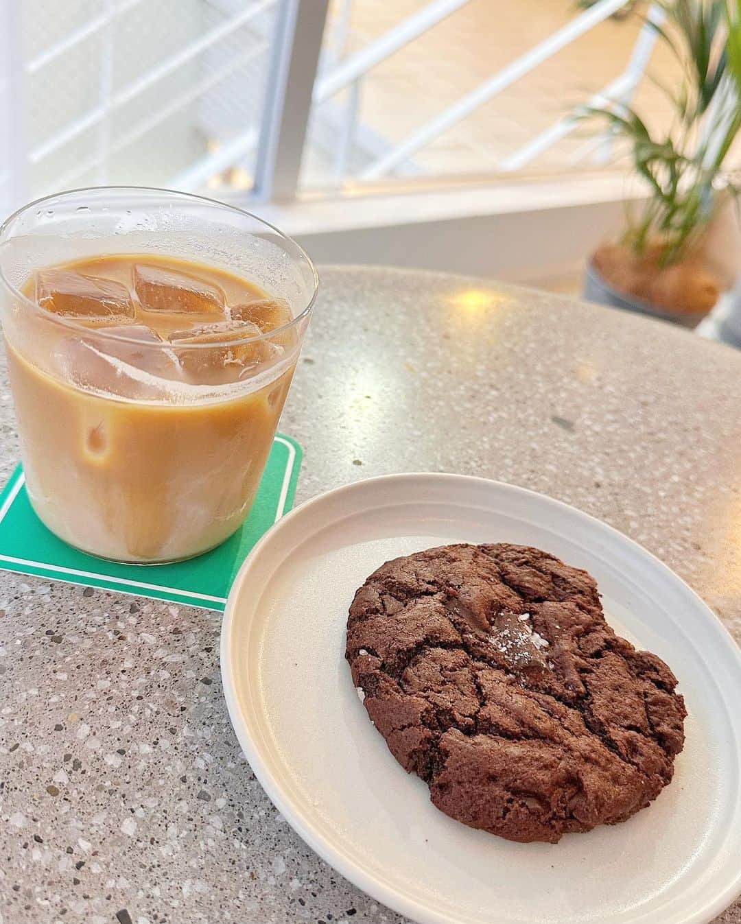 八木沙季さんのインスタグラム写真 - (八木沙季Instagram)「🤍🤍  友達がやってるカフェっていう コンセプトのカフェに行ったよ🫶🏻 めっちゃ面白かった😂 ほんとに友達だった感覚になりました。笑 カフェラテもクッキーもおいしかったなあ🥰 リールも上げたから見てね🫶🏻  #原宿カフェ  #友達がやってるカフェ」5月4日 23時39分 - saki_yagi531