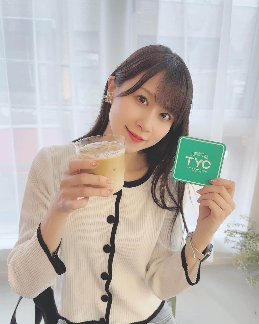 八木沙季のインスタグラム：「🤍🤍  友達がやってるカフェっていう コンセプトのカフェに行ったよ🫶🏻 めっちゃ面白かった😂 ほんとに友達だった感覚になりました。笑 カフェラテもクッキーもおいしかったなあ🥰 リールも上げたから見てね🫶🏻  #原宿カフェ  #友達がやってるカフェ」