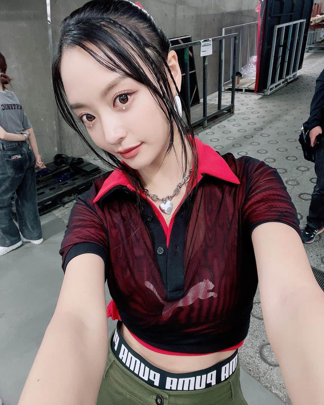 ᴅᴏᴜʙʟᴇsᴏᴜᴘのインスタグラム：「보정하기 귀찮아서 그냥 올리는 나 어떤데,,🍓  今日は初めて#ガルアワ に出ました！！！ 皆さんのためにこういうステージもできますよね🤍 いつもありがとうございます🙇‍♀️ もっと素敵にしたかったのに。。。ざんねんですけど初めてというのは元々そうじゃないですか。。。🥺 もっとがんばってもっと素敵なスプになります！！！これからもよろしくお願いします❤️ 今日、お疲れ様でした🙏✨ 皆さん、美しいゴールデンウィークを楽しんでください✨ @girlsaward_official  @nylonjapan @atmos.pink_official」