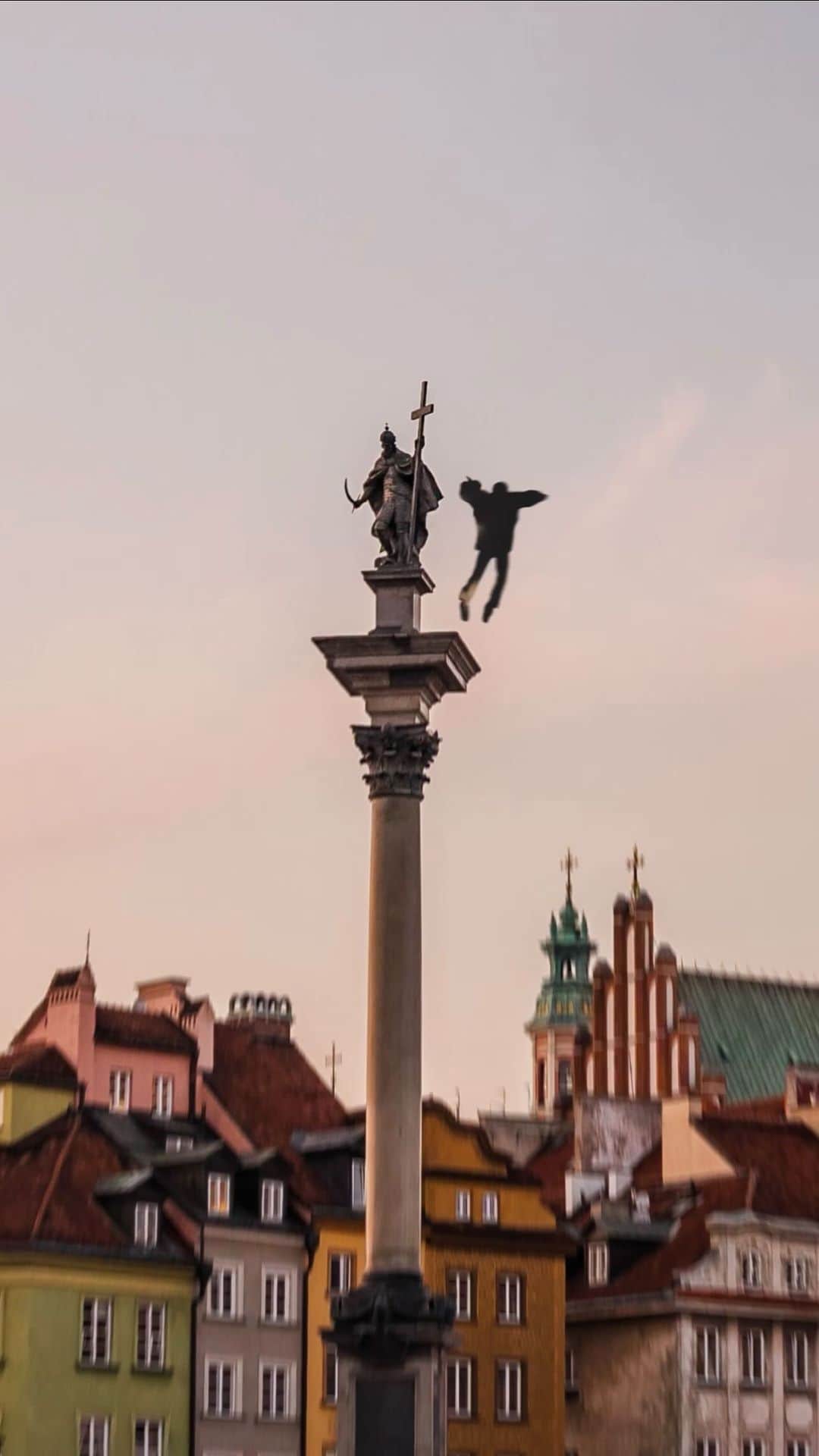 マックルモアーのインスタグラム：「They’ll say it’s fake but I’ve been jumping off statues in Europe all tour 🤷🏻‍♂️」