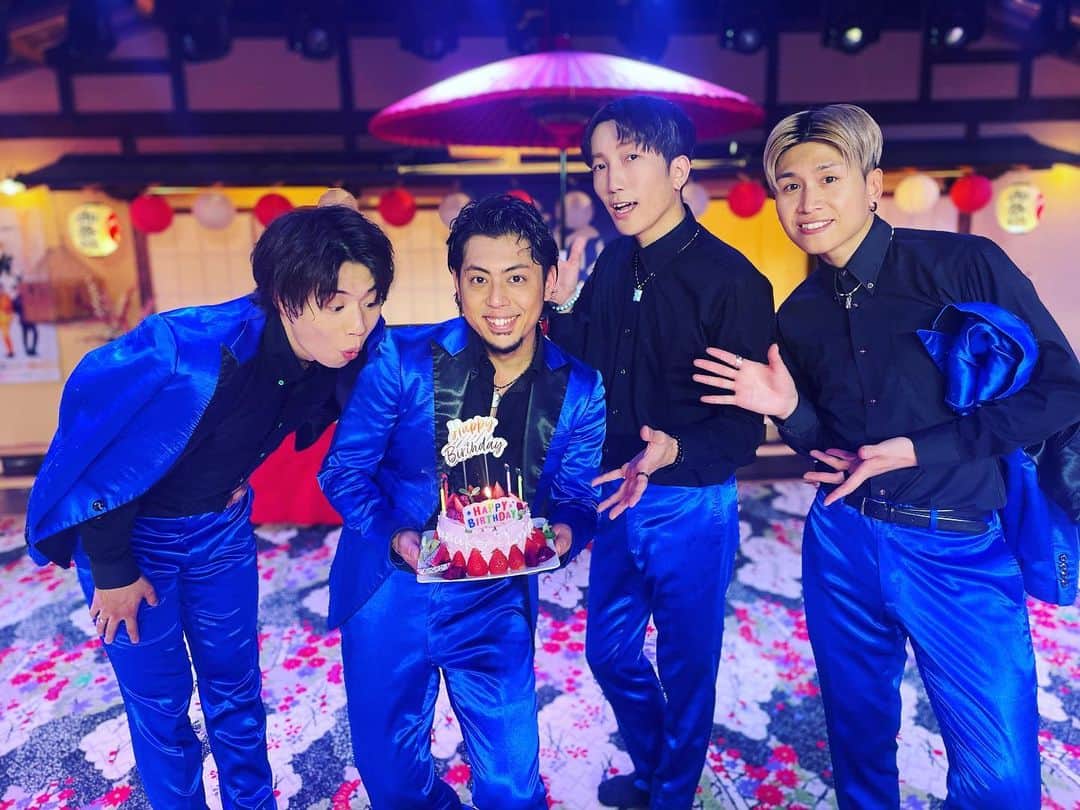 のインスタグラム：「本日の湯楽城ライブも大勢のご来場誠にありがとうございました。 しかも、今回は孝介の誕生日をお祝いくださり心より感謝申し上げます。 ますます磨かれる男前！ これからも歌い続ける斬波の応援よろしくお願いします。 日本に笑顔を！  #斬波  #zanpa」