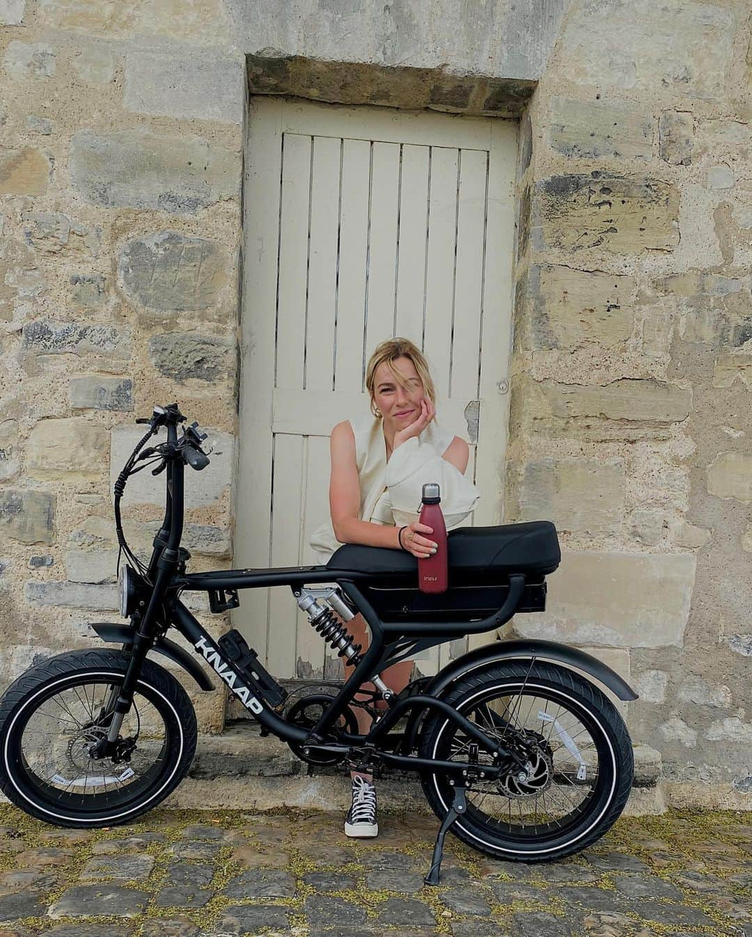 ジャッキー・グローネンさんのインスタグラム写真 - (ジャッキー・グローネンInstagram)「Biking but like a Parisienne now 🚲  Made possible by @knaapbikes   Camera: momma  Make up: momma  Outfit: momma  Picture quality: momma ( I will have a good chat with her later .. )   Ps. Got the request to make it look French so marked the Eiffel Tower for you guys on picture 2」5月4日 23時42分 - jackie_groenen_14