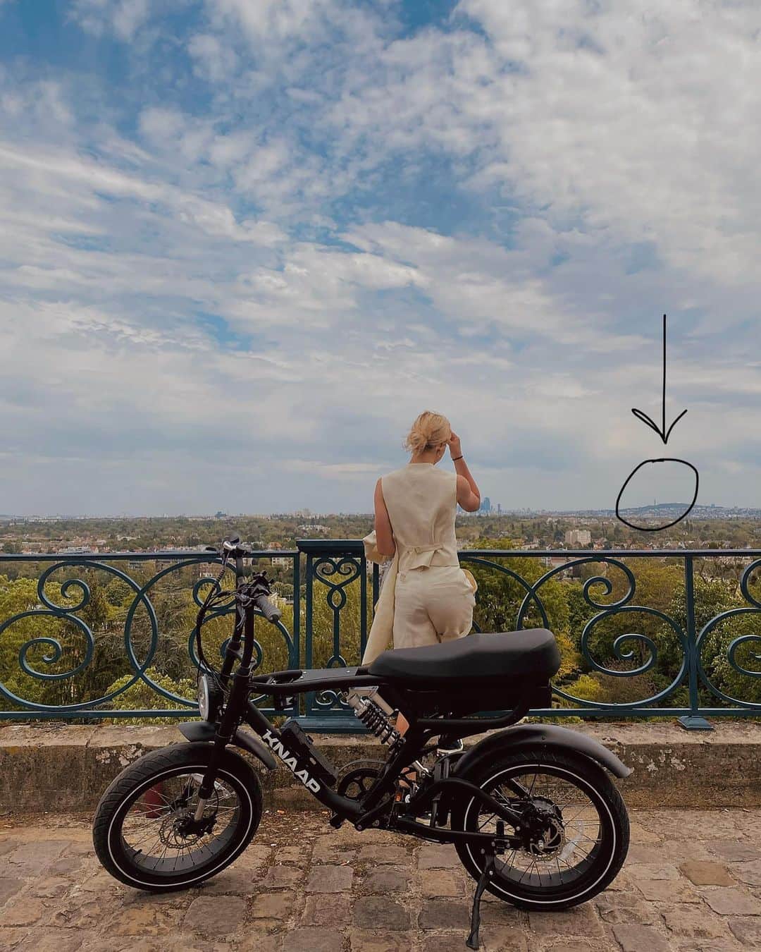ジャッキー・グローネンさんのインスタグラム写真 - (ジャッキー・グローネンInstagram)「Biking but like a Parisienne now 🚲  Made possible by @knaapbikes   Camera: momma  Make up: momma  Outfit: momma  Picture quality: momma ( I will have a good chat with her later .. )   Ps. Got the request to make it look French so marked the Eiffel Tower for you guys on picture 2」5月4日 23時42分 - jackie_groenen_14
