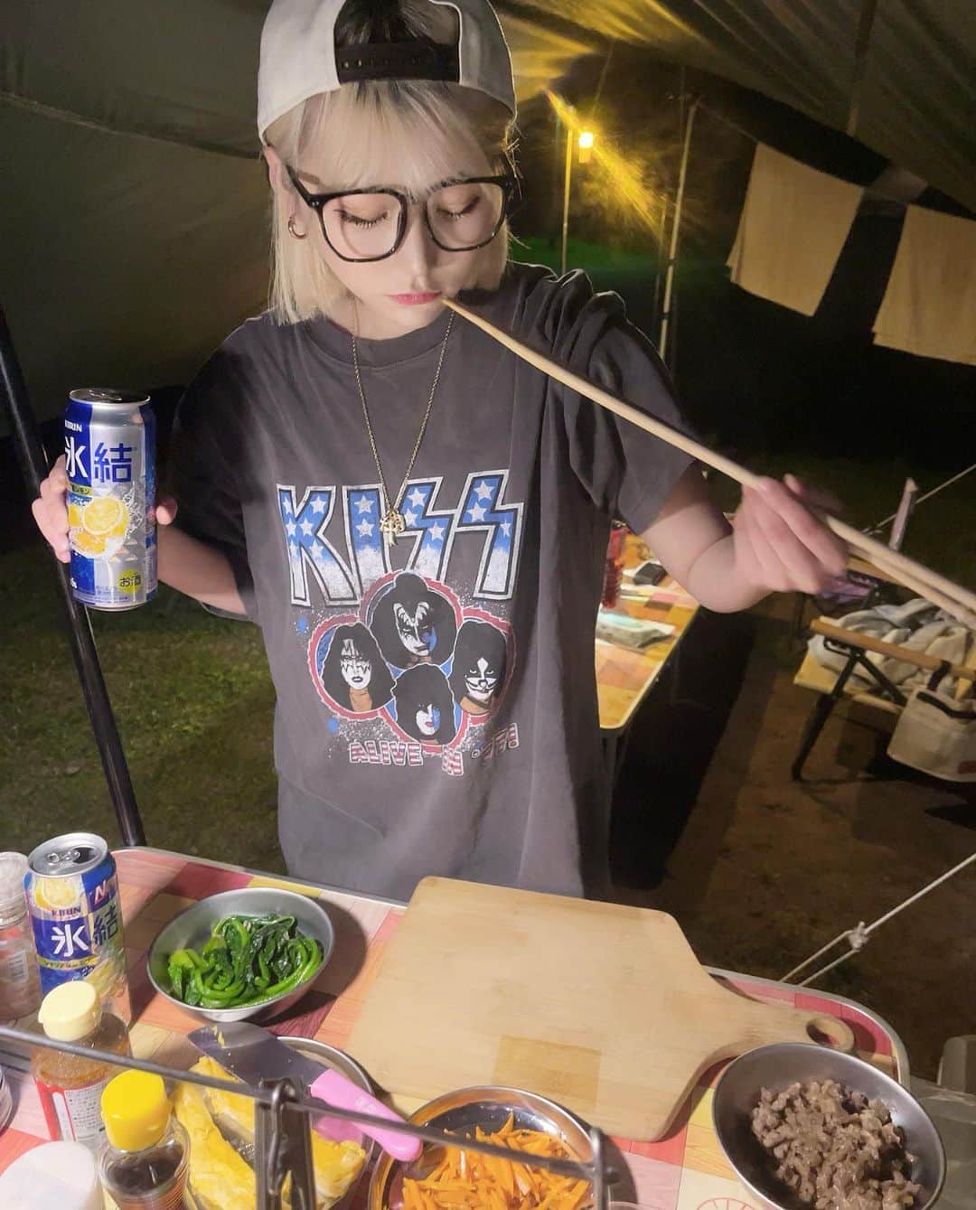 いーたろのインスタグラム：「キャンプ1日目終了✌️ 外で食べるご飯美味しすぎた！ 午前中の虫さんはまだちょっと慣れませんでした…笑笑😨  明日もお泊まり楽しもっ❤️  #キャンプ#キャンプ飯 #キャンプ女子#BBQ#いーたろ#私の沼にハマりなさい」
