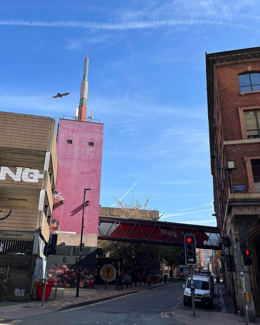 メラニー・サイクスのインスタグラム：「What a tonic it has been to be in Manchester 💙🐝   #photography #bluesky #location  #citycentre #worktrip  #homecity  #roots #loveandlight」