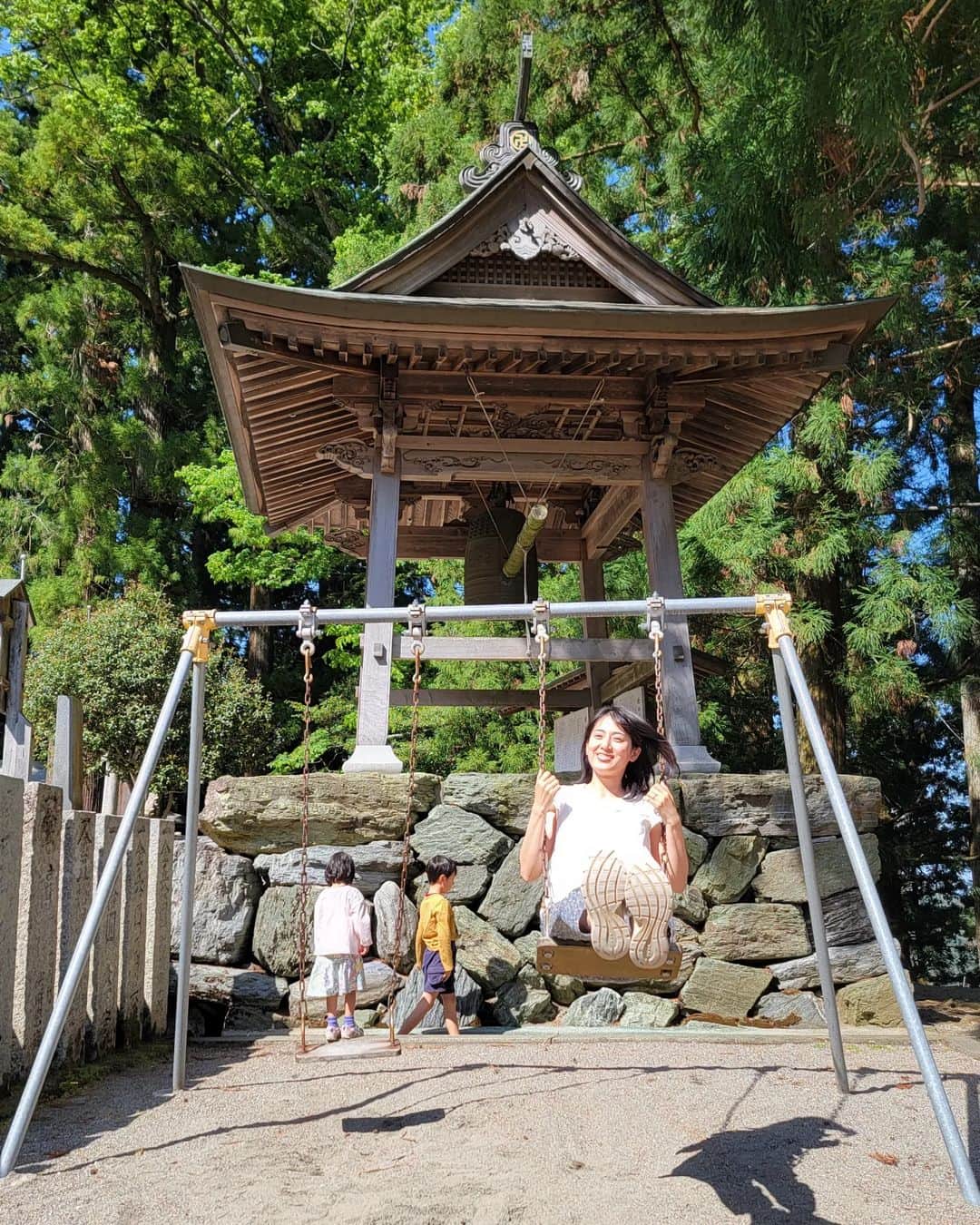 本仮屋リイナのインスタグラム：「おじいちゃんおばあちゃん+陽気な妹⁡⁡といっしょに徳島旅🚗🚗⁡ ⁡⁡ 最強メンバーがそろって、親達はらくらくな日々を過ごさせていただきました🤝⁡ ⁡⁡⁡ ⁡#四国霊場 #焼山寺 ⁡ ⁡#十三仏 をみて、14番目になりきる長男に光が差してた🥹❇️⁡ ⁡⁡ 参道に⁡樹齢500年を超える杉の木が100本以上⁡🌳 ⁡#徳島 の #天然記念物 #杉の木」