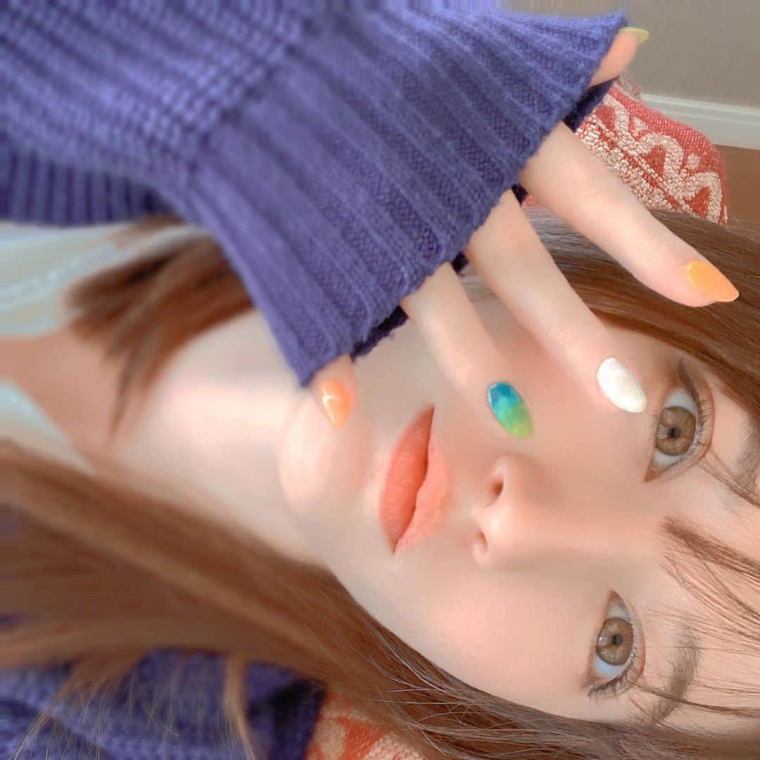ジャスミンゆまのインスタグラム：「♡♡♡ · · · さりげNIKEネイル💅(反転してる) 昔は🖤と💜が好きな色だったけど🤍も好きになって💙も💚も🩶も好きになって今はオレンジブーム🧡𓈒 𓂂𓏸 どんどん好きな色が増えて楽しい‪( ˘ᵕ˘ )」