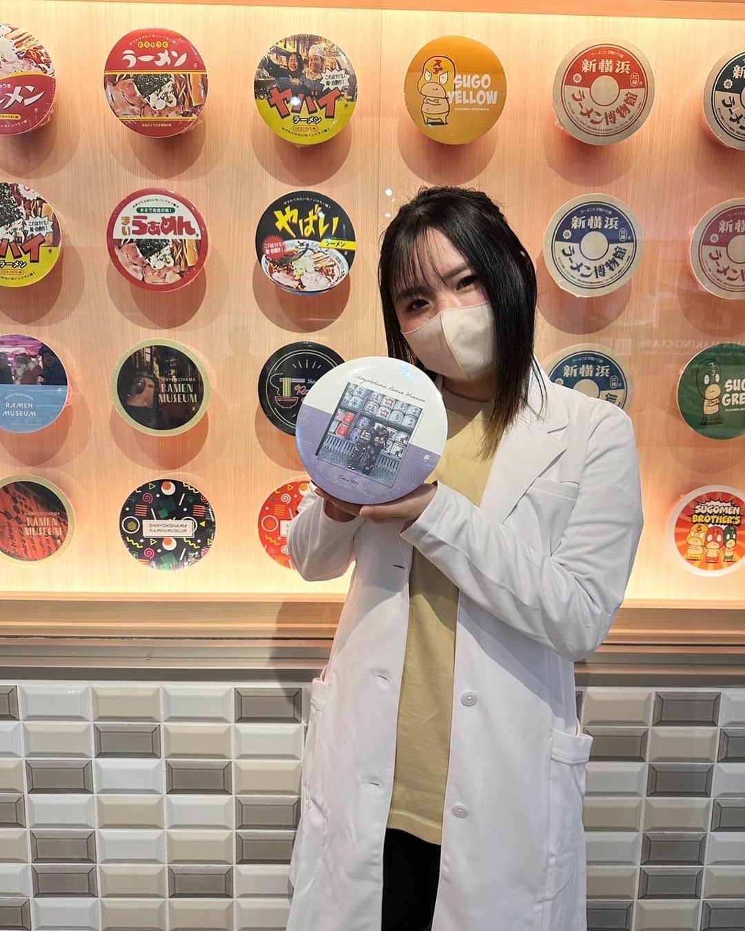 新横浜ラーメン博物館(ramen museum)のインスタグラム：「皆様ゴールデンウィークはどうお過ごしでしょうか？  最近ラー博にOPENした 「スゴメンラボ」 5月5日(金)の営業時間は、 10:00受付開始、21:30受付終了の予定をしております🙇‍♂️  是非思い出作りにラーメン博物館にいらしてください🍜  #スゴメンラボ #ラー博スゴメンラボ #ラー博 #ラーメン博物館 #ラーメン #ラーメン部 #昭和レトロ #ramen #ramenlover #ramenmuseum #rahakusugomenlabo #ramen🍜」