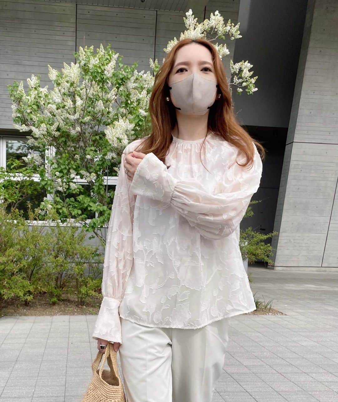 saya__igさんのインスタグラム写真 - (saya__igInstagram)「🍬キャンディースリーブフラワートップス🍬  ネーミングまで可愛いトップス🤍  最近スケスケに弱いです🤍 　  今日はこどもの日だね🎏  義実家に姪っ子甥っ子大集合します👦🏻👧🏻  GW終盤頑張ろう💪🏻  #outfit #ootd #mood #partegram #louere #zara #coca #ママコーデ #ママファッション #シンプルコーデ #カジュアルコーデ #札幌ママ #今日のコーデ #きれいめコーデ #タイアップ #ザラ」5月5日 9時11分 - rin____kr