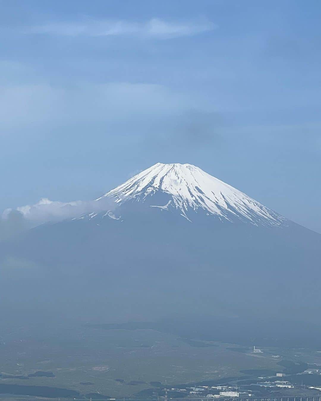 藤下良司さんのインスタグラム写真 - (藤下良司Instagram)「ちっちゃい富士山と大きい富士山。 今日はオフ🥳　後でミニにんじんを🥕 育てる用の土を買いに行きます。 明日は龍宮城、明後日はＭ!に行きます。 今日はすでに22℃ 暑くなりそう。」5月5日 9時13分 - riji2017