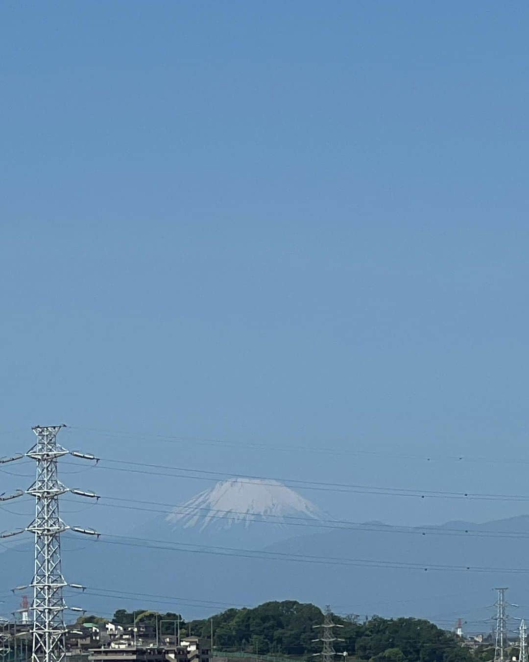 藤下良司さんのインスタグラム写真 - (藤下良司Instagram)「ちっちゃい富士山と大きい富士山。 今日はオフ🥳　後でミニにんじんを🥕 育てる用の土を買いに行きます。 明日は龍宮城、明後日はＭ!に行きます。 今日はすでに22℃ 暑くなりそう。」5月5日 9時13分 - riji2017