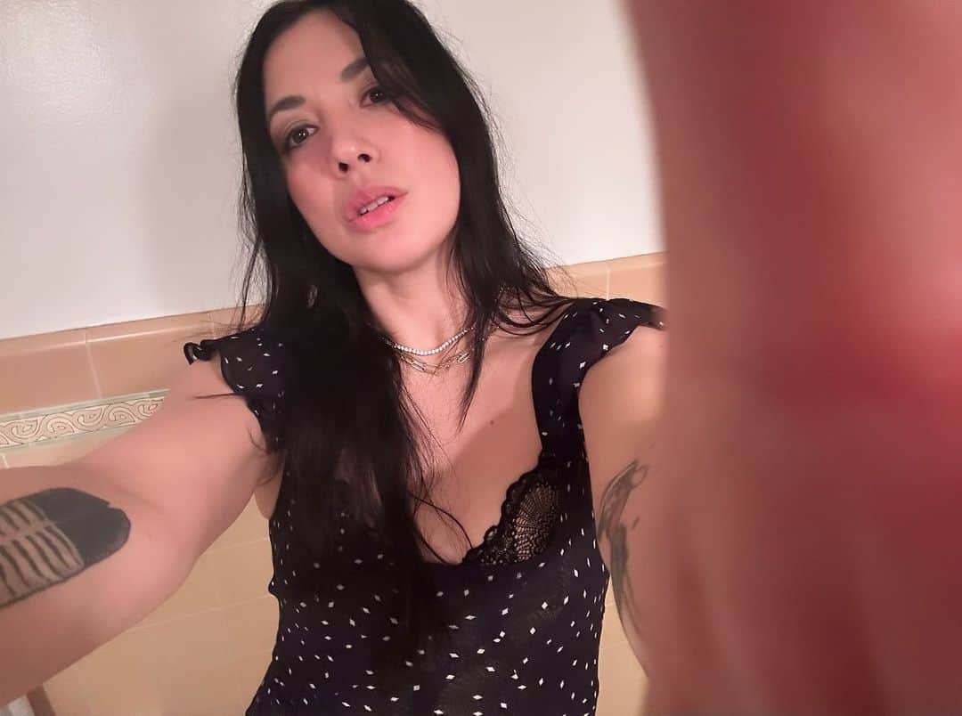 ミシェル・ブランチのインスタグラム：「Went to bed like this 🌝」