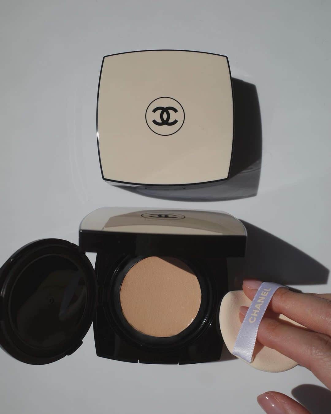 のインスタグラム：「New buddies from @chanel.beauty LES BEIGES 2023  ① レ ベージュ ヘルシーグロウクッション とにかく水々しい。うるおいとつけたてのような質感を長時間キープしてくれる嬉しいひと品。  ②③④ レ ベージュ ヘルシーグロウイルミネーティングオイル ＜ヘア＆ボディ＞ 髪と肌がヘルシーに輝く繊細なゴールドパールがたっぷり。 心地よい香りといい、艶感といい、開放的な気持ちに🕊🫧   ⑤ レ ベージュ ヘルシーグロウクリーム 太陽の光を浴びたようなフレッシュな肌に仕上げてくれる。 ヴェルヴェットタッチの質感が既に病みつき。  これから暑〜い季節がやってきますが、 そんな季節に心強い味方たちのご紹介でした🦋  本日5/5より登場です😎  @chanel.beauty  #LesBeiges」