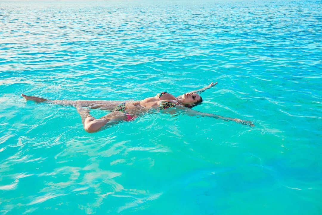 ジェネビーブ・モートンのインスタグラム：「🏝️」