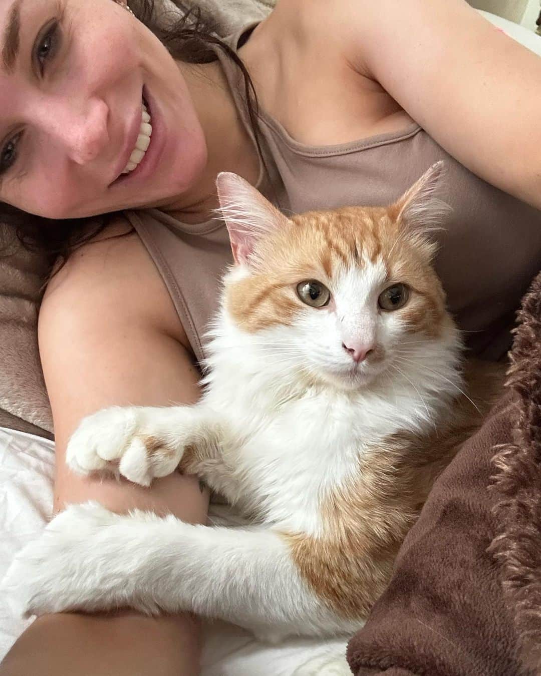 コートニー・ストッデンさんのインスタグラム写真 - (コートニー・ストッデンInstagram)「I’m so grateful to have adopted Mr Fursace - a beautiful kitty with 6 toes!!!!! 😍😍😍 Thank you @alleycatrescue for everything you do in order to help homeless cats find forever homes 🐾 #rescue #cats #love #MEOW」5月5日 9時39分 - courtneyastodden