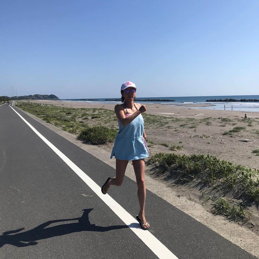 HARUKO（真木明子）さんのインスタグラム写真 - (HARUKO（真木明子）Instagram)「毎日早起きして波チェック🌊🌊🌊  海沿いの生活はいいなあ❤️」5月5日 9時40分 - haruko227