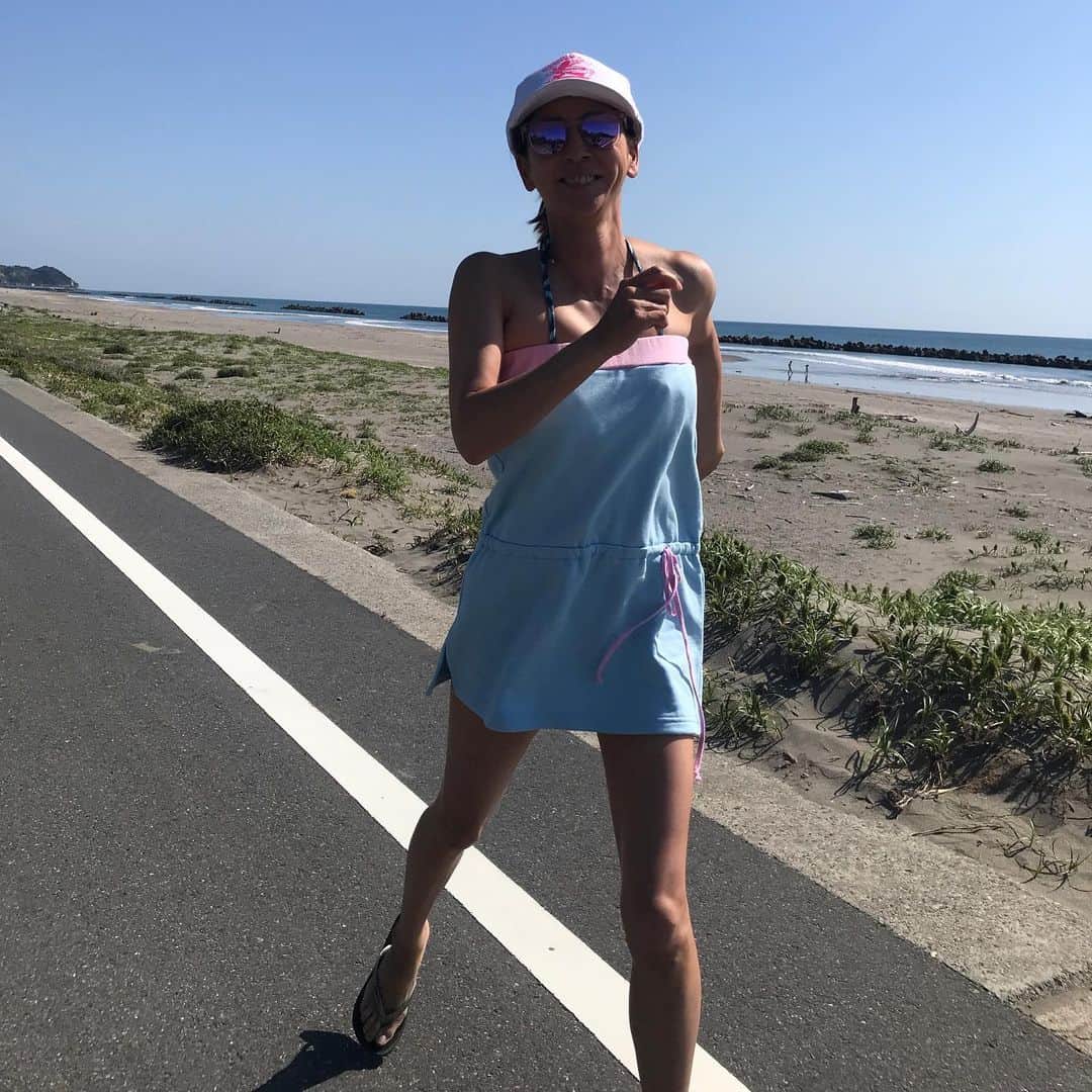 HARUKO（真木明子）のインスタグラム：「毎日早起きして波チェック🌊🌊🌊  海沿いの生活はいいなあ❤️」