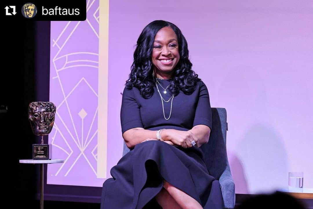 ベラミー・ヤングさんのインスタグラム写真 - (ベラミー・ヤングInstagram)「An incredible night celebrating an INCREDIBLE human! Thank you, @baftaus , for shining a light on all the ways @shondarhimes & @shondaland continue to transform our industry. (I was so excited to learn about the talent pipeline you're creating with #TheLadder ! 🥰🔥🎉) And @instawajahat , as our host, you threaded the needle of heart, hilarity, & 80's references perfectly. 😄 Such a fun night! Love you, Shonda! And sending love to everyone. Hope today is being GREAT to each of you! ❤️💗❤️💗❤️ ・・・ An evening in Shondaland ✨❤️  Last night, we honored Shonda Rhimes with a BAFTA Special Award during an exclusive tribute event in New York City. The evening featured an intimate fireside chat moderated by journalist and author Wajahat Ali.  📸 Cindy Ord and Jason Mendez  #ShondaRhimes #Shondaland #QueenCharlotte #GreysAnatomy #Scandal #HowToGetAwayWithMurder #BAFTA #NYC」5月5日 9時48分 - bellamyyoung