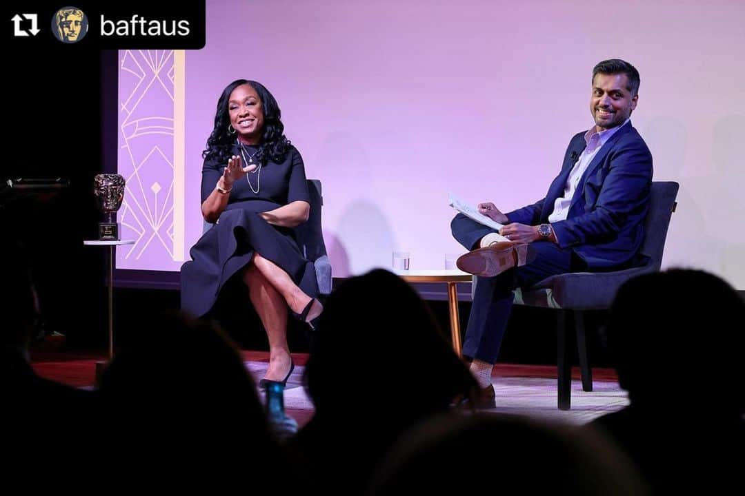 ベラミー・ヤングさんのインスタグラム写真 - (ベラミー・ヤングInstagram)「An incredible night celebrating an INCREDIBLE human! Thank you, @baftaus , for shining a light on all the ways @shondarhimes & @shondaland continue to transform our industry. (I was so excited to learn about the talent pipeline you're creating with #TheLadder ! 🥰🔥🎉) And @instawajahat , as our host, you threaded the needle of heart, hilarity, & 80's references perfectly. 😄 Such a fun night! Love you, Shonda! And sending love to everyone. Hope today is being GREAT to each of you! ❤️💗❤️💗❤️ ・・・ An evening in Shondaland ✨❤️  Last night, we honored Shonda Rhimes with a BAFTA Special Award during an exclusive tribute event in New York City. The evening featured an intimate fireside chat moderated by journalist and author Wajahat Ali.  📸 Cindy Ord and Jason Mendez  #ShondaRhimes #Shondaland #QueenCharlotte #GreysAnatomy #Scandal #HowToGetAwayWithMurder #BAFTA #NYC」5月5日 9時48分 - bellamyyoung