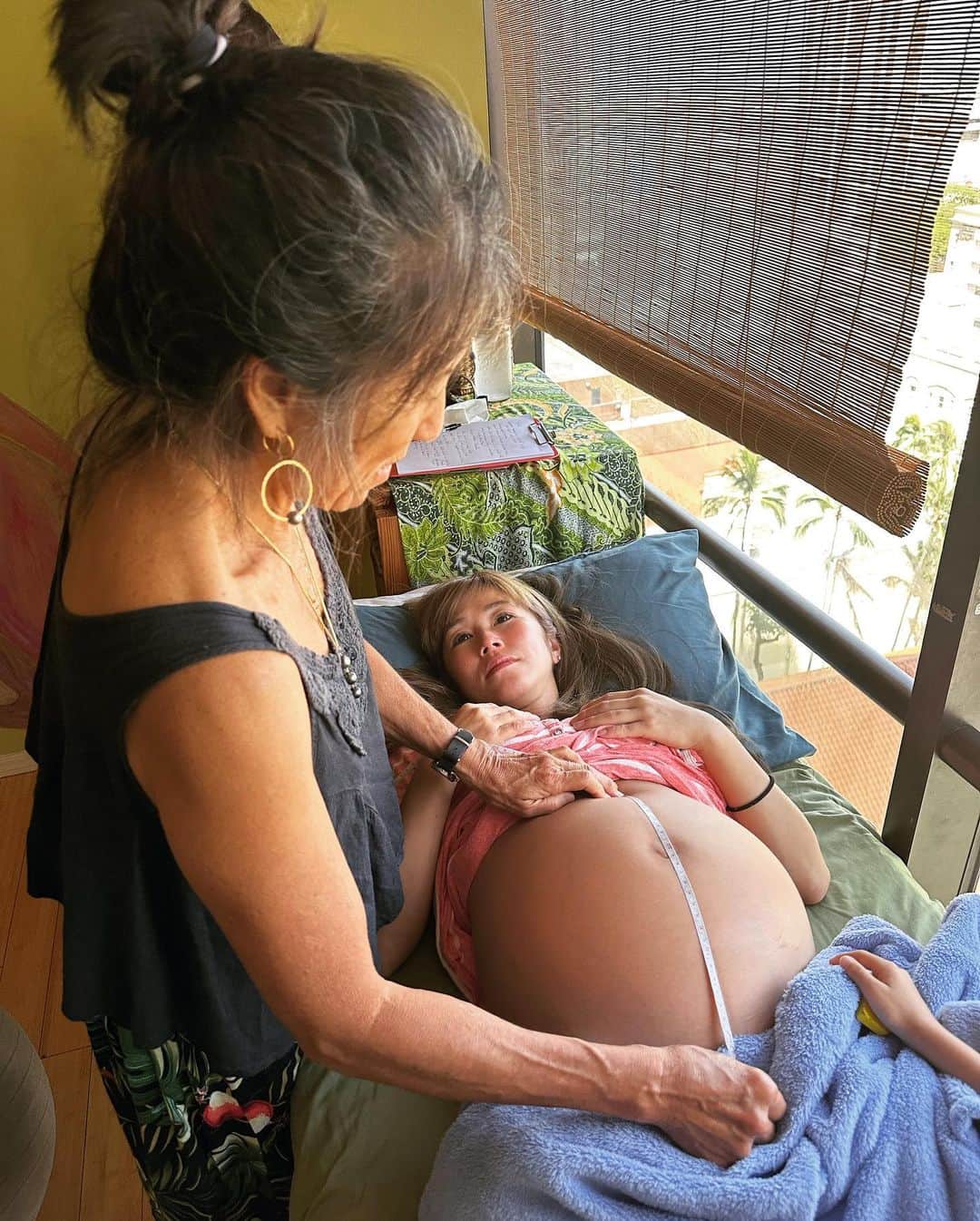 西澤良磨さんのインスタグラム写真 - (西澤良磨Instagram)「【4人目のビーチ出産まで残り半月⁉️】 ⁡ 無事、5月1日にサンノゼからハワイに 到着することができた〜！！ ⁡ こっちで3人の息子たちの出産に 立ち会ってくれたハワイ1の経験を持つ 助産師さんにも再会できた😊 ⁡ 確か初めての出産の時も この時期にハワイに来たんだっけな🙂 ⁡ こっちでの初検診も受けれたし すべては整った！！！ ⁡ いつでも来い！！ 今回も助産師並の動きで活躍します！！ ⁡ ⁡ #ハワイ #ハワイ出産 #ビーチ出産 #助産師 #連続起業家 #海外起業家 #パーマネントトラベラー #海外起業 #世界を旅する #起業家」5月5日 9時49分 - ryomaworld