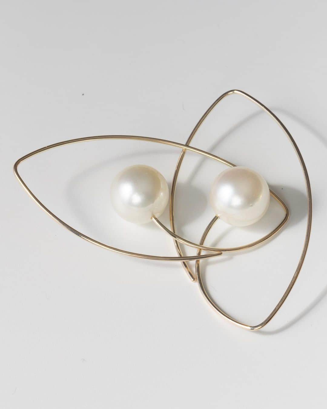 Hirotaka Jewelryのインスタグラム：「SOUTH SEA PEARL FLOATING OVAL EARRING #hirotakajewelry」