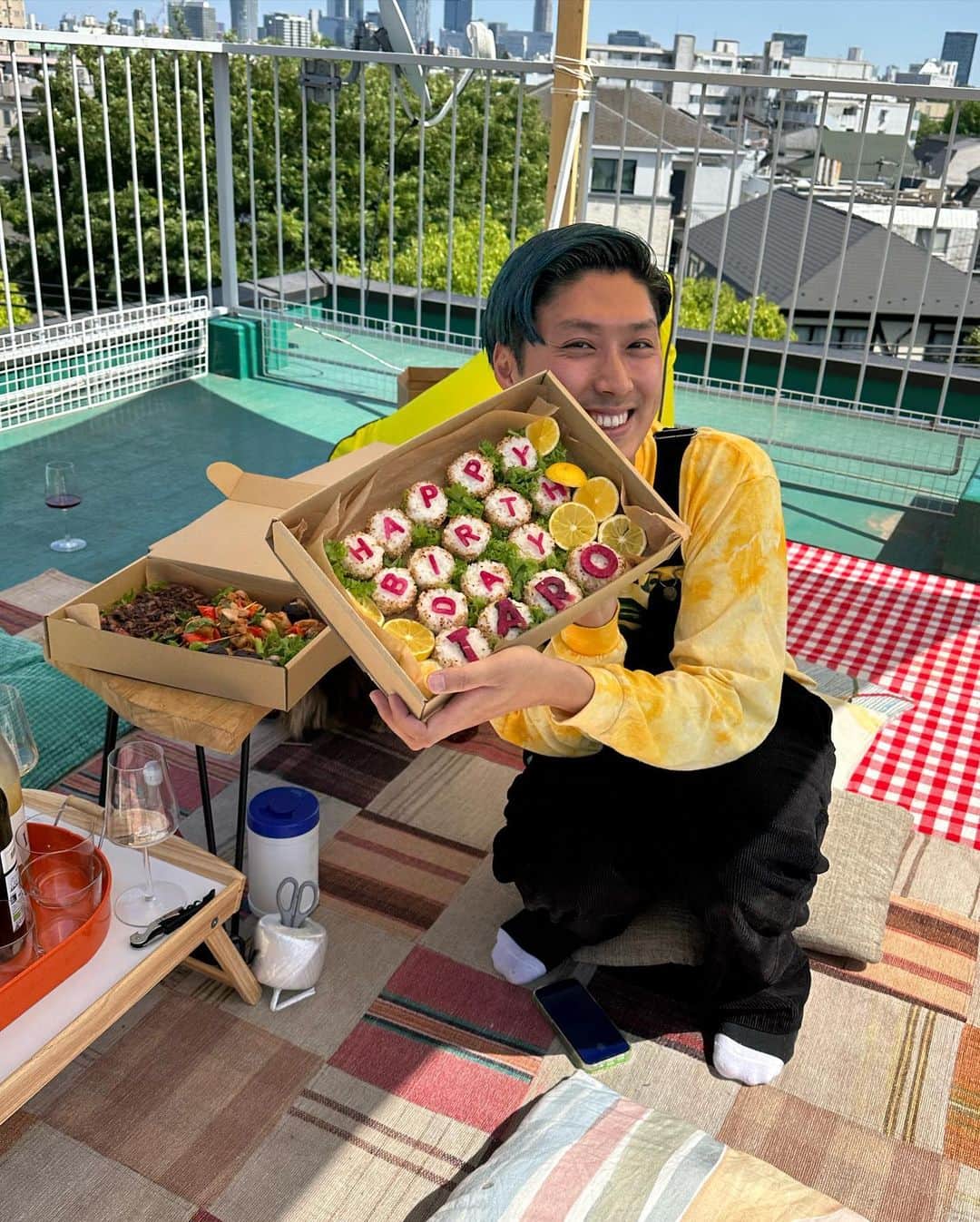 Asano Minamiさんのインスタグラム写真 - (Asano MinamiInstagram)「GW🥳愛しのタロりんのバースデー🥳 屋上で大好きなみんなと食べるご飯とワイン最高🥳おめでとう〜🥳」5月5日 9時55分 - minami_asano