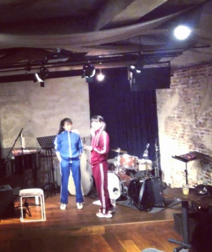 新倉瞳のインスタグラム：「Klezmer Club vol.5!  インスタへのアップ遅れましたが、第5回クレズマー部、皆さんと一緒につくりあげられた感が、す、す、すごかった。 (写真テツandトモ感、この写真のふーちん @drummer.fumi と私の部活感もすごいけれども)  日々の喜びと悲しみを皆でぎゅっとハグ出来たような。 ありがとうございました！！  また次回の活動日、そして✨発表会✨決まりましたら報告します🫡‼️  先日拝聴したジョバンニ・ソッリマさんのソロもそうだったけど、すんばらしい才能、鍛錬された技術はもちろんなのだけど、結局、音楽への愛がバッハと伝承音楽を飛び交っているだけなんだよなぁと。  (ソッリマさんのワークショップはなんだかクレズマー部みたいで、嬉し涙。)  色々な垣根が無く、ただただ人間同士の関わり合いが出来る音を、心から大切にしていきたいと思う日々です。」