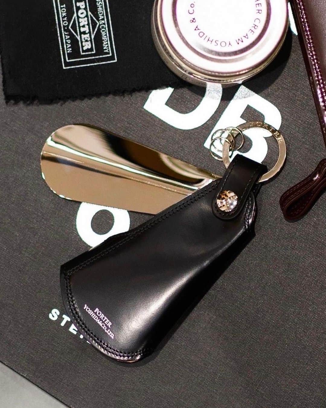 のインスタグラム：「⁡ PORTER COUNTER ⁡ KEY HOLDER & SHOEHORN No.037-02984 ¥17,600(tax included) W55/H103/D0mm ⁡ レザー製のドレスシューズに見られる、繊細なダブルステッチのディテールを取り入れた上品なレザー小物シリーズ。 ⁡ 光沢があり適度なソフト感のある革は、上質で高級感があるのが特徴です。内装にはレザーシューズに使われるライニング用の馬革を使用しました。 ⁡ 是非、店頭でお手に取ってご覧ください。 ⁡ ※吉田カバンオフィシャルオンラインストアからでもご購入いただけます。 ⁡ ※商品の詳細はプロフィールのURLからご覧いただけます。 ⁡ ※各店の営業時間は下記をご確認ください。 PORTER STAND SHINJUKU 11:00（土日祝10:30）〜21:00 PORTER STAND SHINAGAWA 8:00〜22:00（日祝21:00） PORTER STAND KYOTO 10:00〜18:00 ⁡ #yoshidakaban #porter #luggagelabel #potr #yoshida #porteryoshida #porterstand #shinjuku #shinagawa #kyoto #madeinjapan #japan #counter #keyholder #shoehorn #leather #gift #gbp #吉田カバン #ポーター #ポータースタンド #新宿 #品川 #京都 #ルミネエスト #駅ナカ #産寧坂 #カウンター #キーホルダー #ゴールデンウィーク」