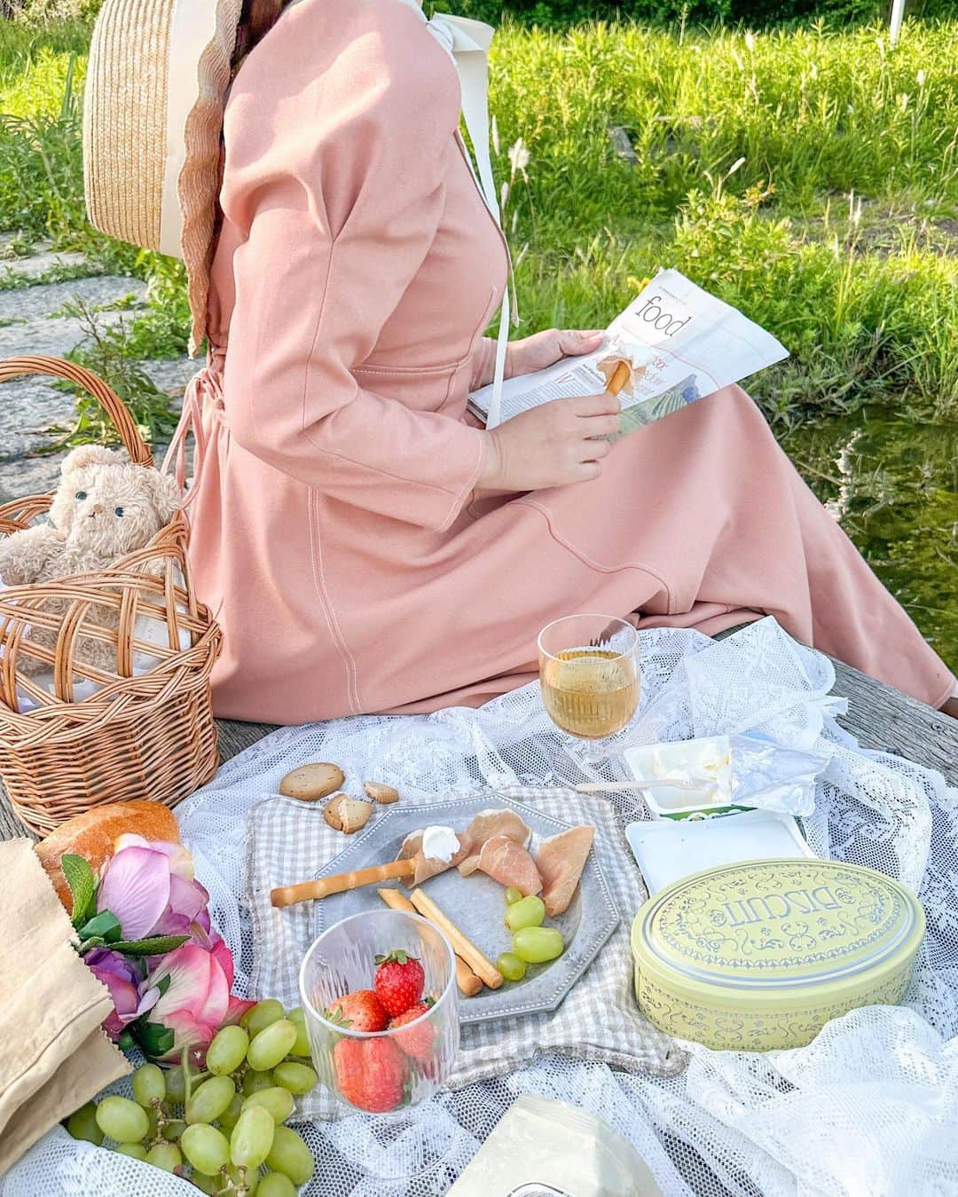 のインスタグラム：「湖畔ピクニック🧺🧸  お気に入りのベックちゃんは いまラフォーレ原宿で開催中のポップアップで、兄弟ちゃんをお迎えできるみたい✨  @niimico  #愛と狂気のマーケット  ( @iromonomarket )  #湖畔ピクニック #ピクニックコーデ #ウィルセレクション #willselection #低身長コーデ #英国式 #英国式庭園 #英国ピクニック #mimi週末ピクニック」
