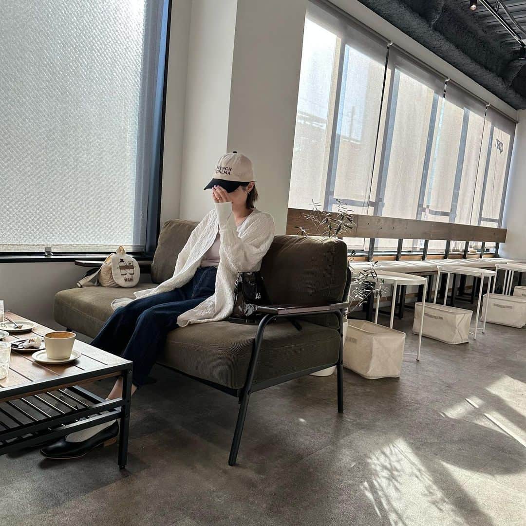 立澤香奈のインスタグラム：「👧🏻が撮ってくれた カフェ　 @talutodotcoffee  での写真📸  絶えず人がいたのに、 偶然人が全然いない瞬間を 撮ってくれた🥹 なかなかセンスあります🤣👏  #talutodotcoffee  #無機質カフェ #韓国風カフェ」