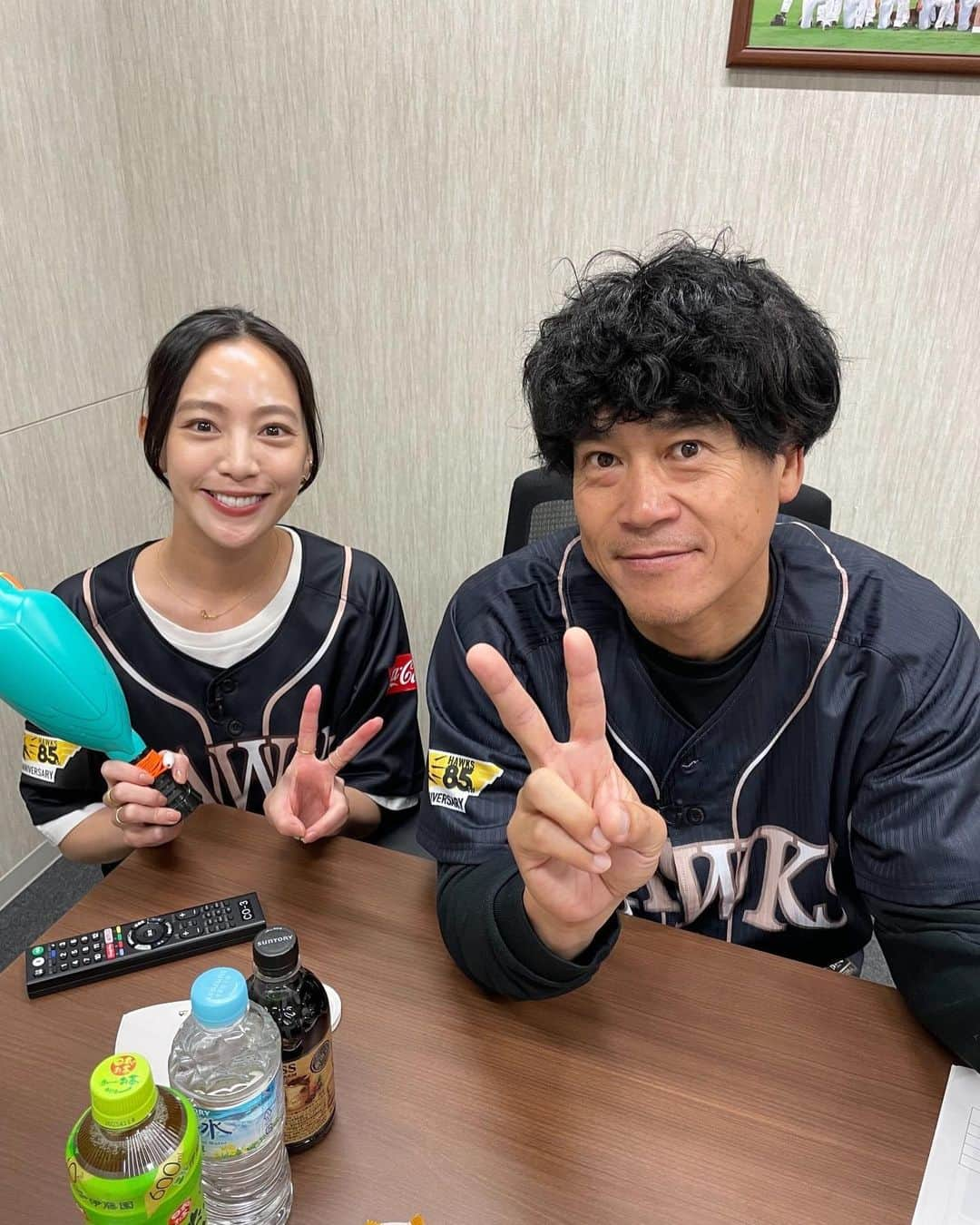 矢野由希子さんのインスタグラム写真 - (矢野由希子Instagram)「ホークス✖︎ドーム ダブルアニバーサリーということで じょーさんが出るおめでたいイベントに 密着してきたよ！  工藤さんがピッチャー、 じょーさんがキャッチャーという ファンにとっては懐かしきバッテリーを 間近で見せてもらったよ！ わくわくしたよ🤤  #ダブルアニバーサリー #ダブルアニバーサリーデー #工藤公康 #城島健司 #福岡ソフトバンクホークス #城島健司のJ的な釣りテレビ #JTV #⚾️ #🎣」5月5日 10時15分 - yanoyukiko_