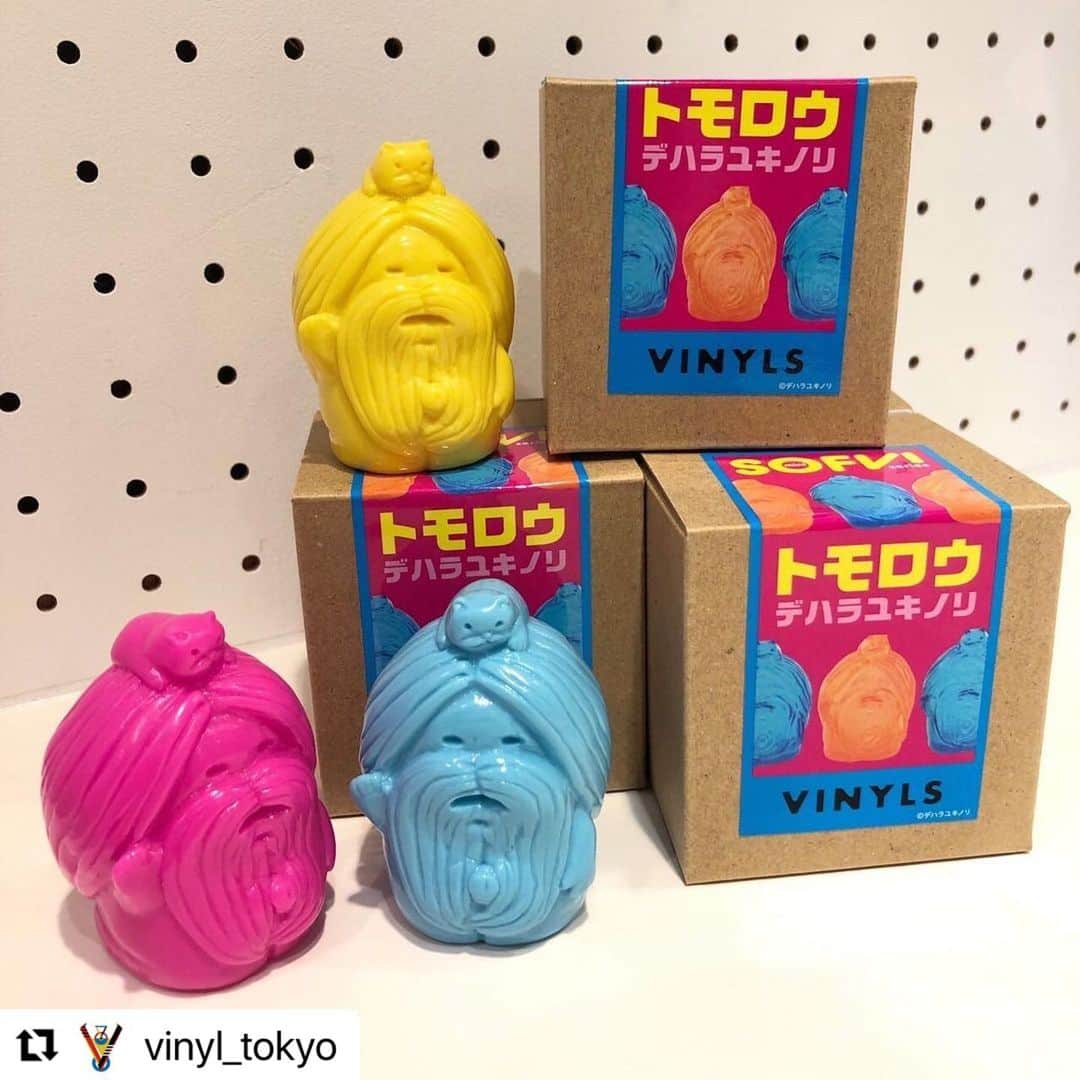 デハラユキノリのインスタグラム：「#Repost @vinyl_tokyo with @use.repost ・・・ ＼VINYL SHINJUKU NEWS／ デハラユキノリ（@deharayukinori）のトモロウmini SOFVIが入荷いたしました🐈  何色が出るかは開けてからのお楽しみ！！ ぜひ運試しにご来店くださいませ💁‍♀️  ※人気商品のためおひとり様3点までのご購入とさせていただきます。 あらかじめご了承のほど、よろしくお願いいたします。  ーーーーーーーーーーー デハラユキノリ / DEHARA YUKINORI (@deharayukinori )  1974年高知県カツオ生まれ、ビール育ち。年間制作フィギュア約400体、飲酒ビール400リットル。東京を拠点にフィギュアイラストレーターとして活動。Nike、NEC、タワーレコード、アシックスヨーロッパなどの広告を手がける一方、作家として年間5～6回のペースで個展を行い東京をはじめ 台湾・香港・韓国・上海・パリ・NY・LAなどで新作を発表している。著書に作品集 「DEHARA」写真集「サトシ君のリストライフ」、絵本に「お野菜戦争」がある。「きのこの山」キャラクターきの山さんデザイン、いきものががりベスト盤「いきものばかり」のジャケット、高知の「おとどちゃん」「べろべろの神様」などを手がけている。  #デハラユキノリ　 #sofvi  #softvinyl #ソフビ #vinyl #ビニールシンジュク #新宿駅  #新宿駅エキナカ」