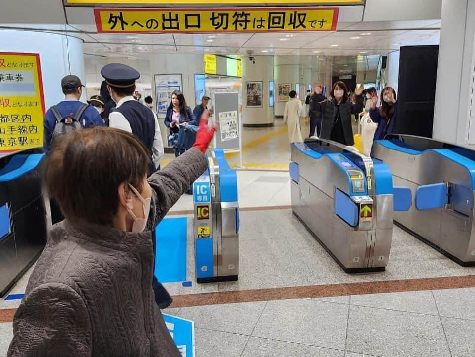 矢野きよ実さんのインスタグラム写真 - (矢野きよ実Instagram)「お母ちゃんが東京にやってきた！ 92歳のかあちゃんは 「わしよー見たいけど体力ないしなぁ 歩けんしなぁ…」ずっと呟いていた そしたら昨日…… マブーチが「僕が一緒に行くで、えらなったらおぶったるで…心配しんと…きよ実さんの見に行こう！」と新幹線で連れてきてくれました。 泣けたーー 見てほしかったんです、大きな花道を  マブーチありがとうーー お母ちゃん見てくれてありがとうー  #yanokiyomi #矢野きよ実 #矢野きよ実の書 @awai_thecovernippon @imperialhotel_jp_official @iihini_style」5月5日 10時16分 - yanokiyomi