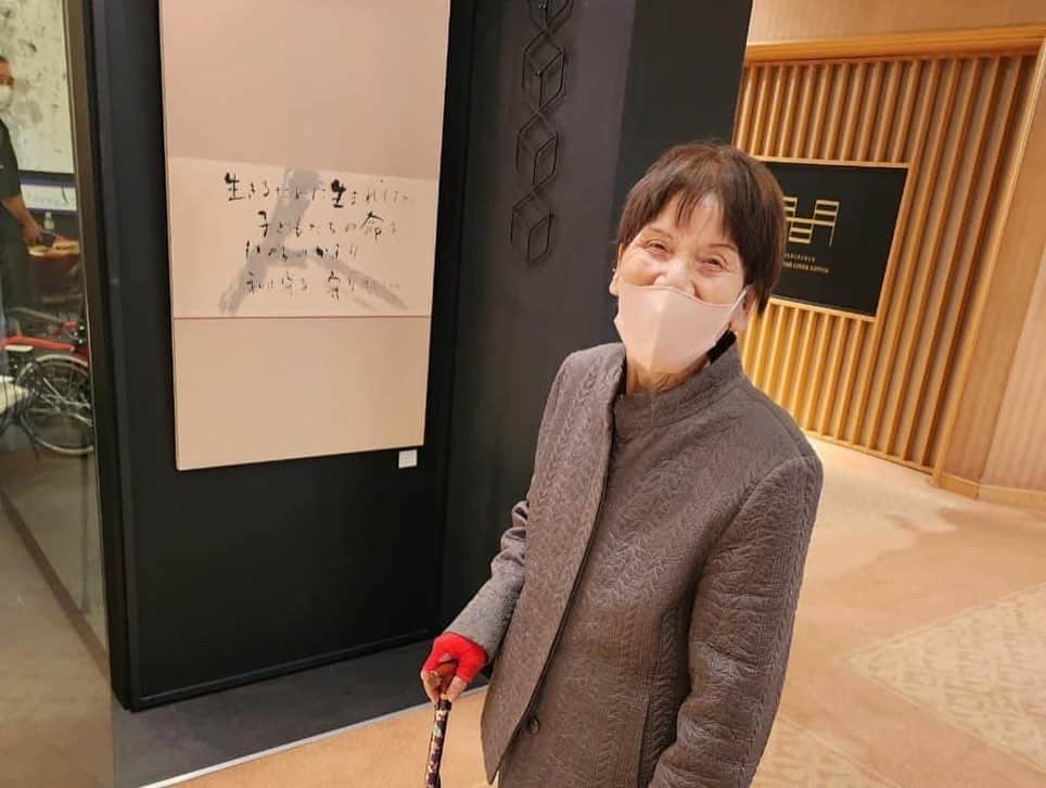 矢野きよ実さんのインスタグラム写真 - (矢野きよ実Instagram)「お母ちゃんが東京にやってきた！ 92歳のかあちゃんは 「わしよー見たいけど体力ないしなぁ 歩けんしなぁ…」ずっと呟いていた そしたら昨日…… マブーチが「僕が一緒に行くで、えらなったらおぶったるで…心配しんと…きよ実さんの見に行こう！」と新幹線で連れてきてくれました。 泣けたーー 見てほしかったんです、大きな花道を  マブーチありがとうーー お母ちゃん見てくれてありがとうー  #yanokiyomi #矢野きよ実 #矢野きよ実の書 @awai_thecovernippon @imperialhotel_jp_official @iihini_style」5月5日 10時16分 - yanokiyomi
