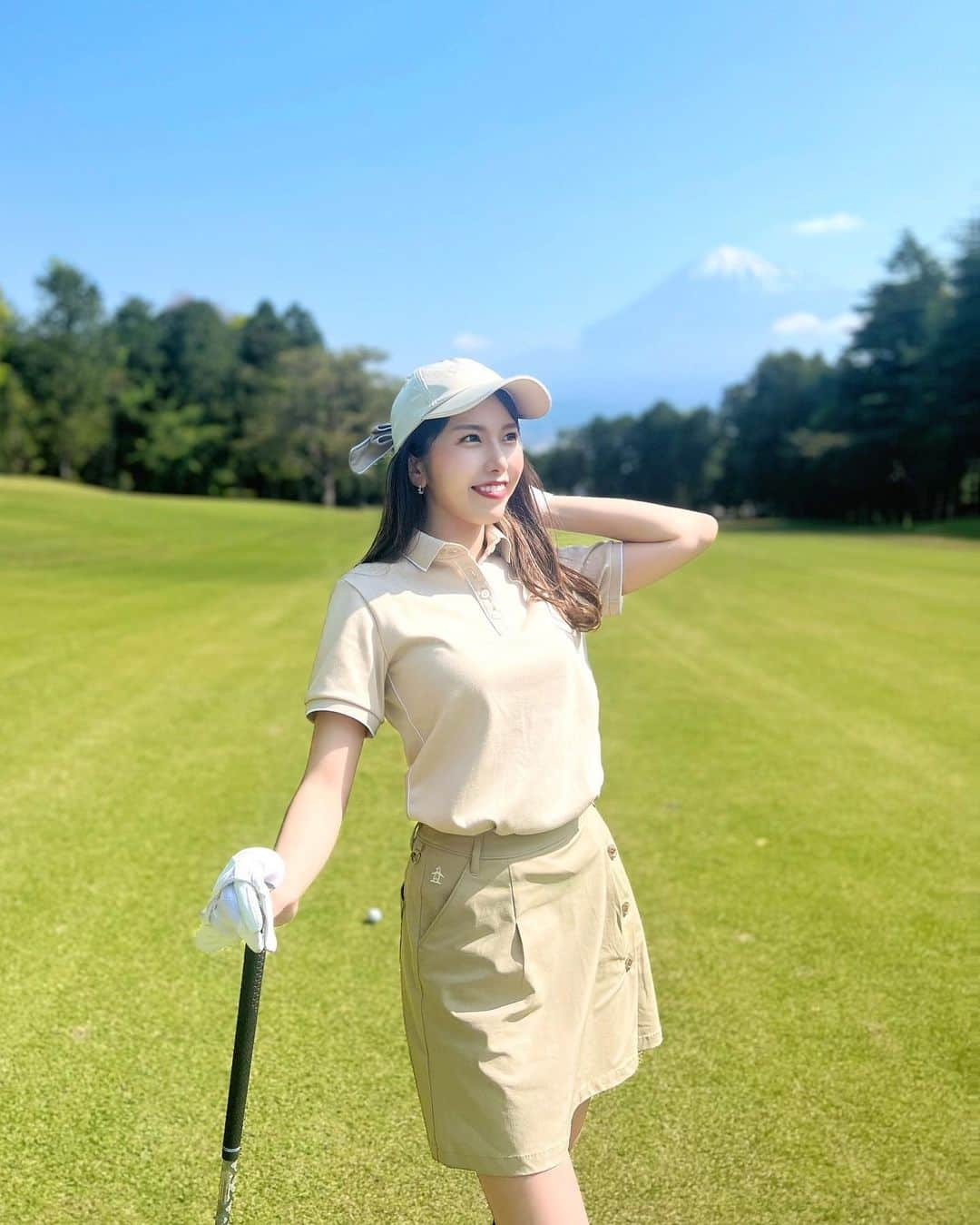 武田奈津美さんのインスタグラム写真 - (武田奈津美Instagram)「* 奈津美のGW🗻⛳️ ゴルフ日和が多くて最高だね☺️  インスタ見返したら白黒ウェアばっかりだったのでたまにはベージュを選んでみました🐧🤍 キャップの後ろのリボンも可愛い〜🤍 清楚感あって丈感もちょうど良いので、どのコースにも対応できる好感度抜群ウェア✨さすがマンシングウェア🐧🤍 @munsingwear_jp   #munsingwear #マンシングウェア #マンシングウェアブランド公式アンバサダー #ゴルフ #golf #golfwear #ゴルフ女子 #ゴルフコーデ #gw #富士山 #富士宮ゴルフクラブ」5月5日 10時23分 - _natsumitakeda_